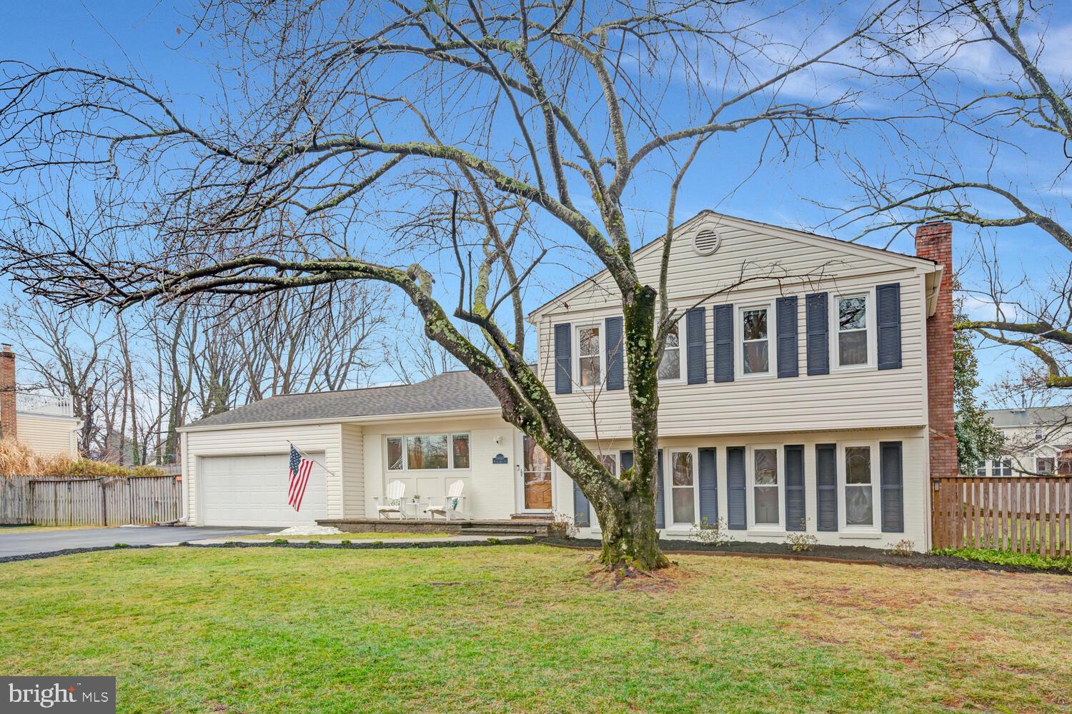 MANOR LAKE - Residential