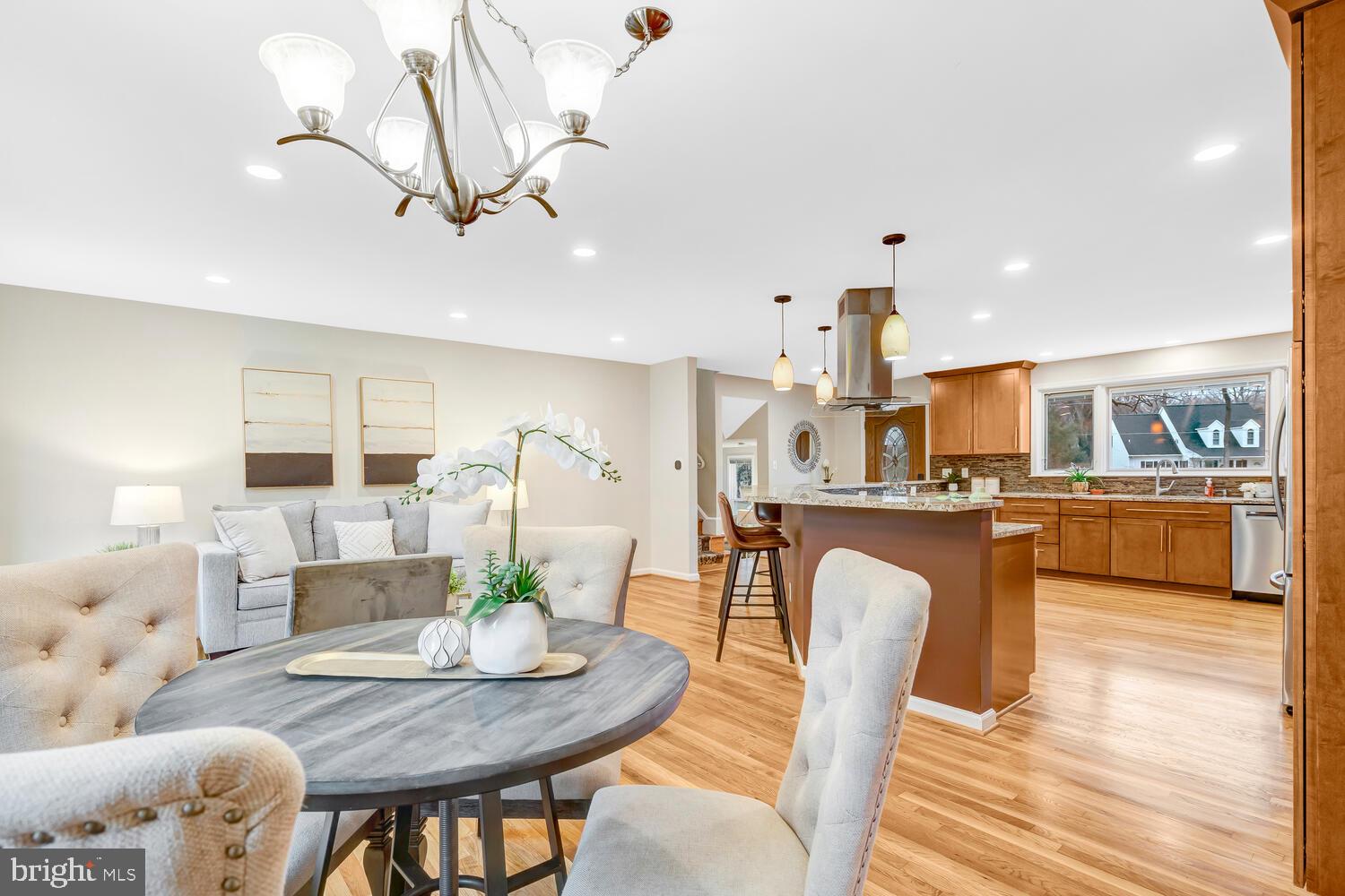 MANOR LAKE - Residential