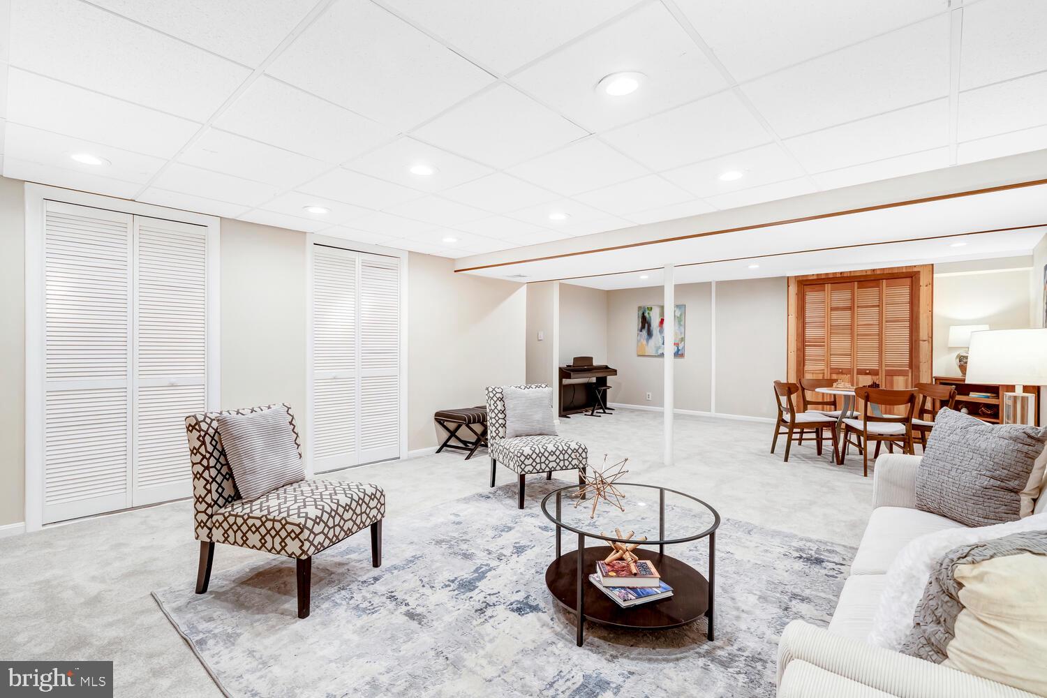 MANOR LAKE - Residential