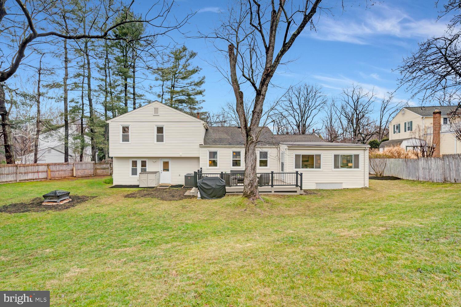 MANOR LAKE - Residential