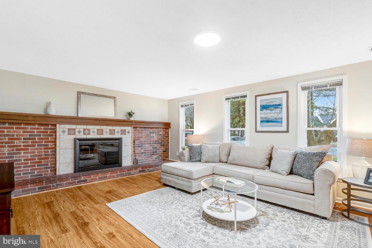 MANOR LAKE - Residential