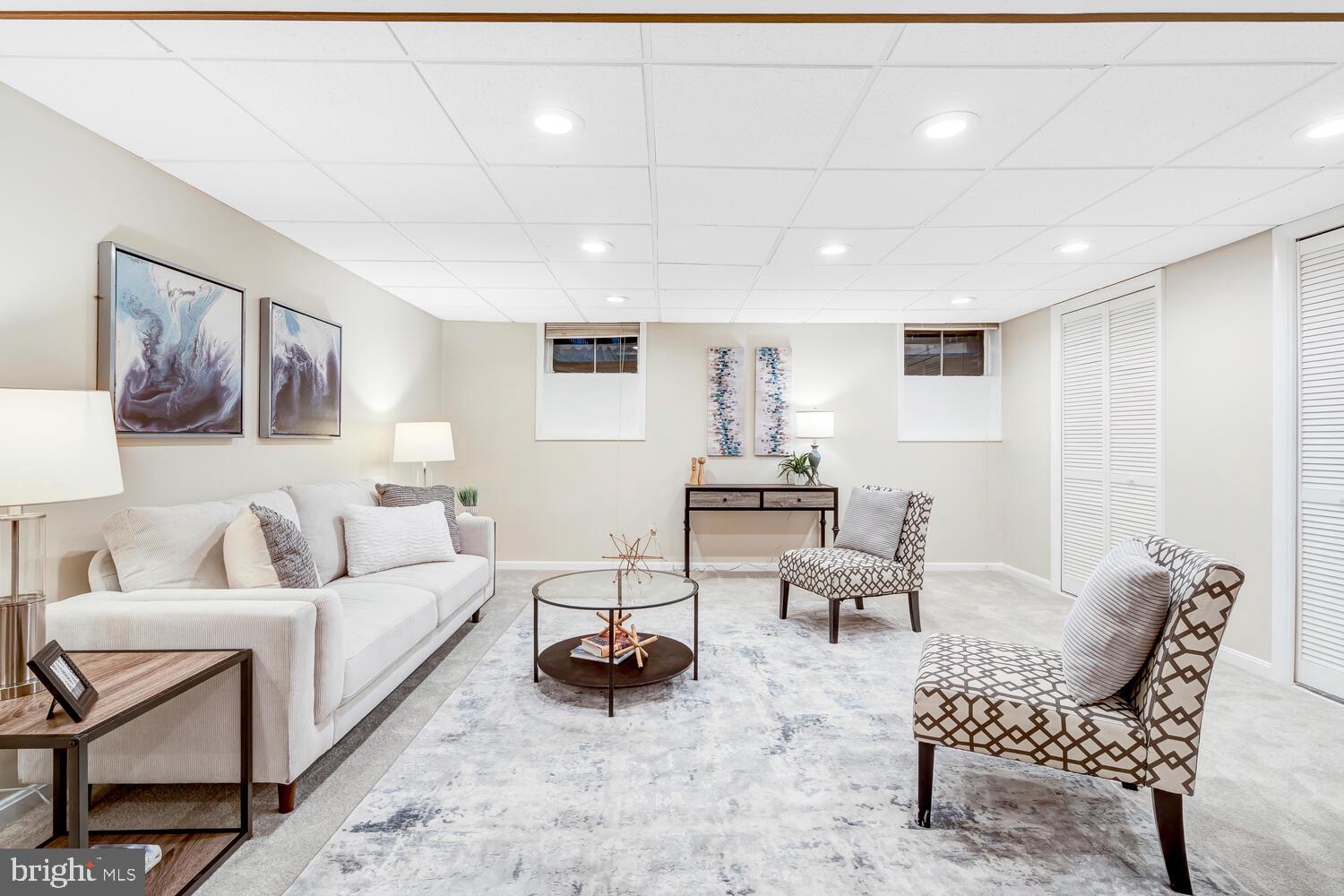 MANOR LAKE - Residential