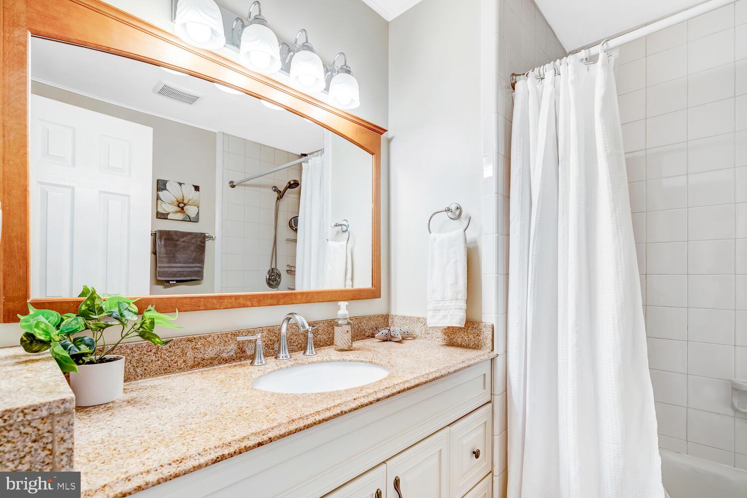 MANOR LAKE - Residential