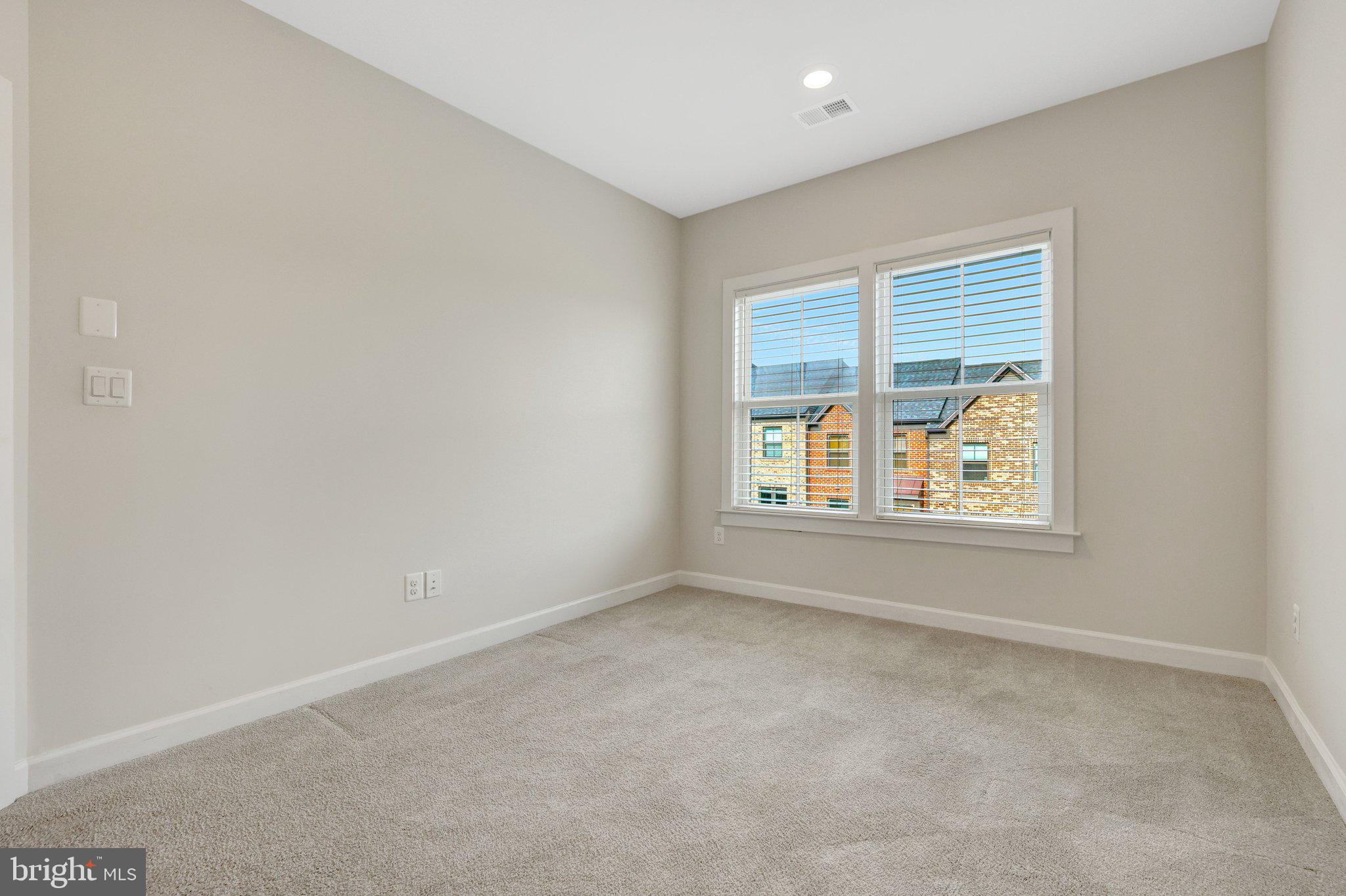 METRO ROW - Residential