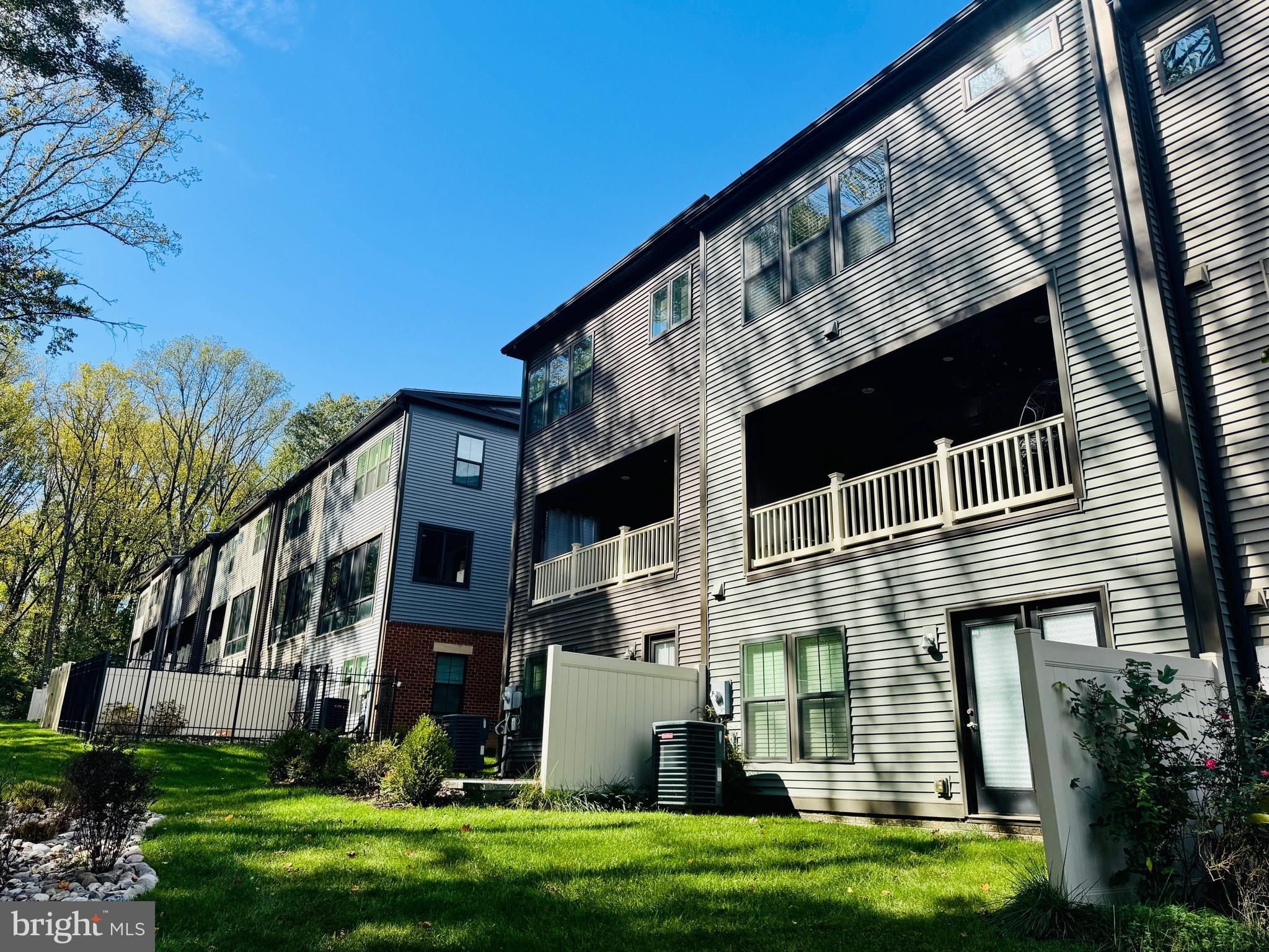 METRO ROW - Residential