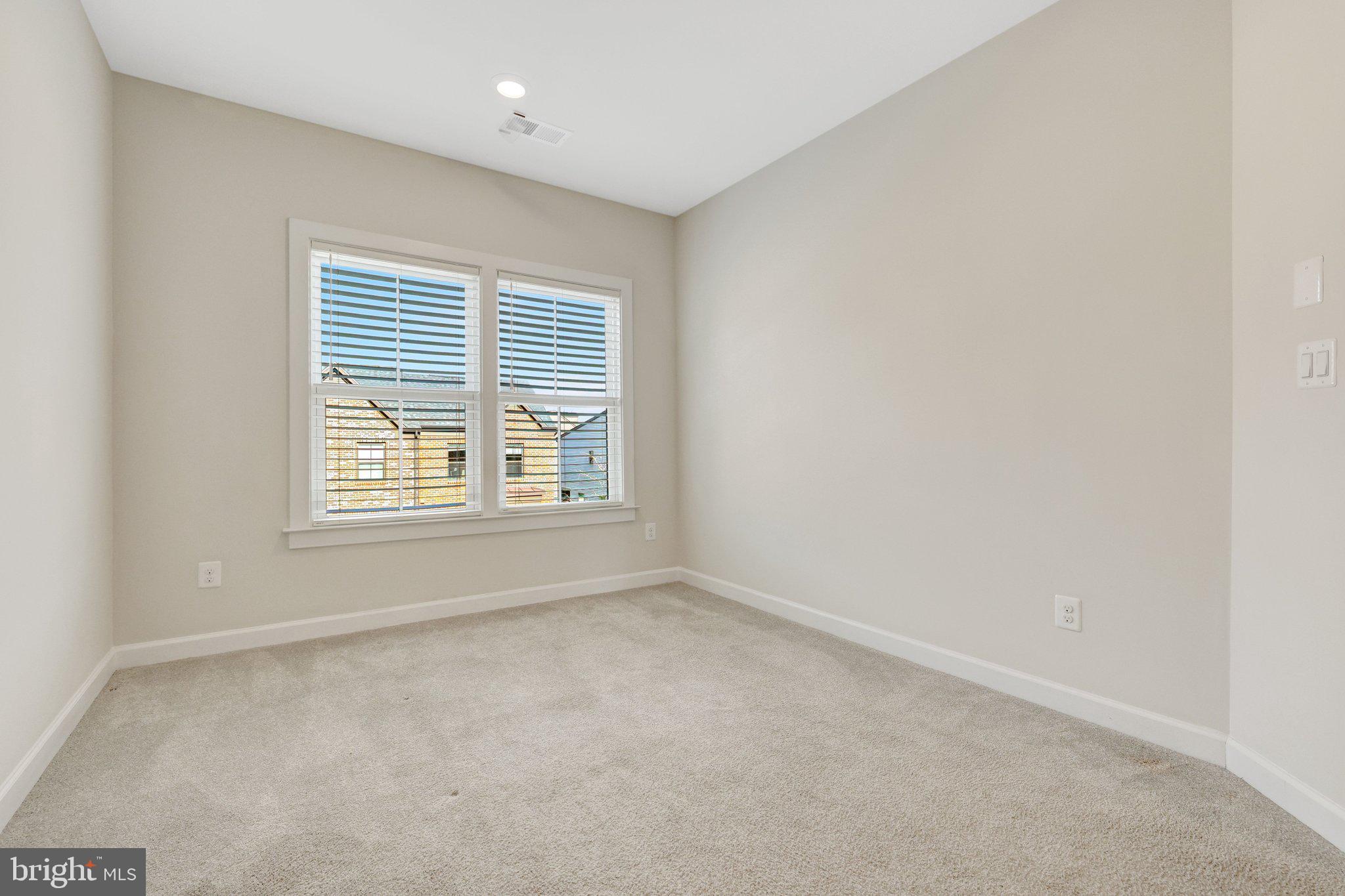 METRO ROW - Residential