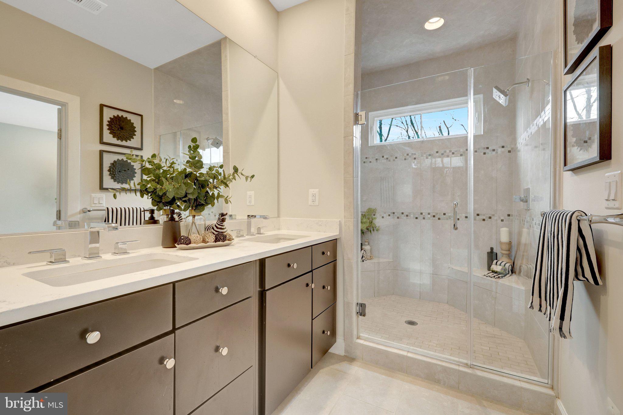 METRO ROW - Residential