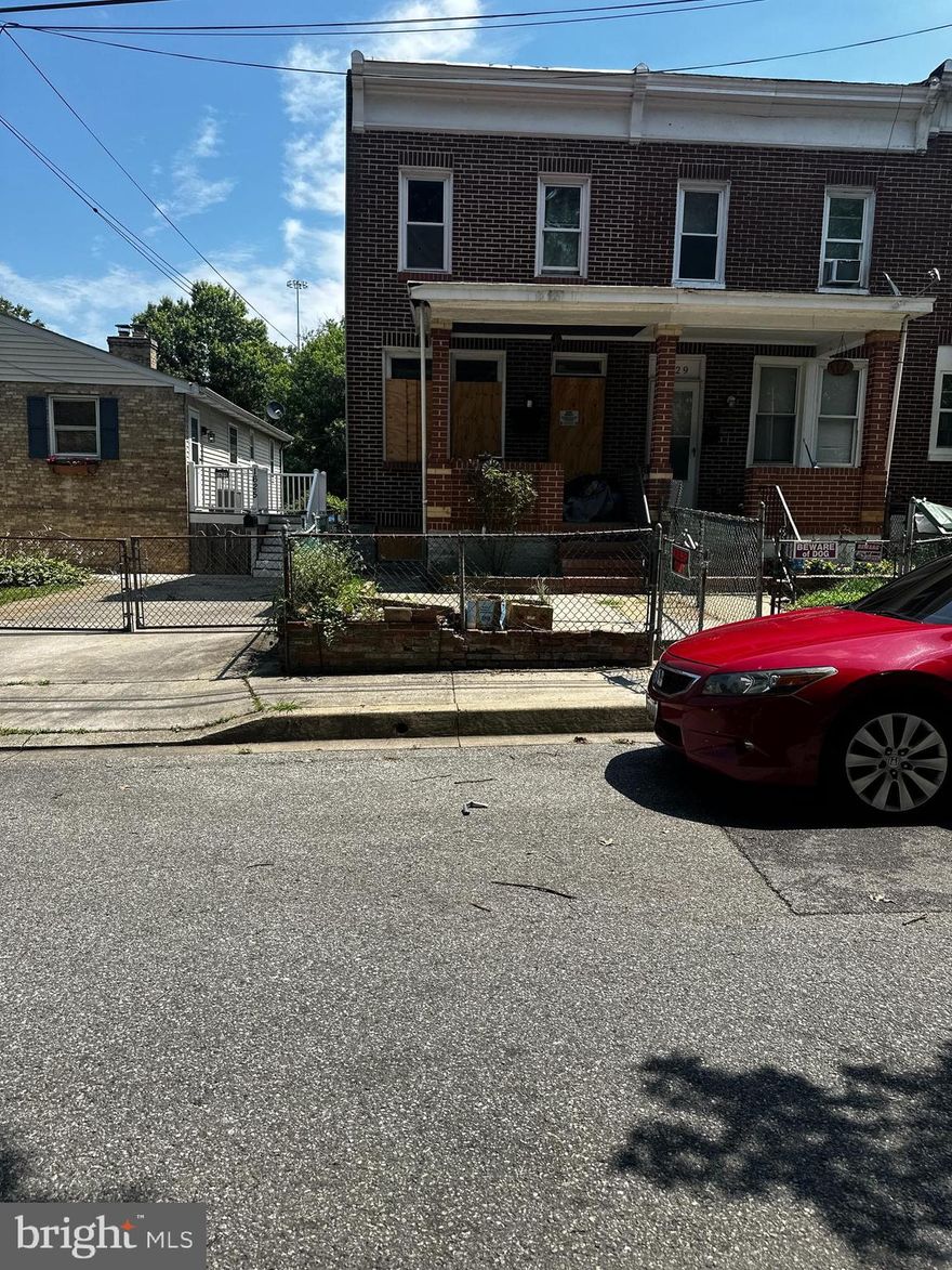 AGENT IS NOT AWARE OF OFFERS. THIS PROPERTY IS AN REO* For access please use ShowingTime. Amazing opportunity to buy a 3 bed 1 bath property in Morell Park. This is one of the hottest neighborhood's in the city! Perfect for a first time home buyer and/or investor. Hurry this place will not last! INVESTORS CAN BID.