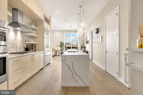 MLS: DCDC2189878