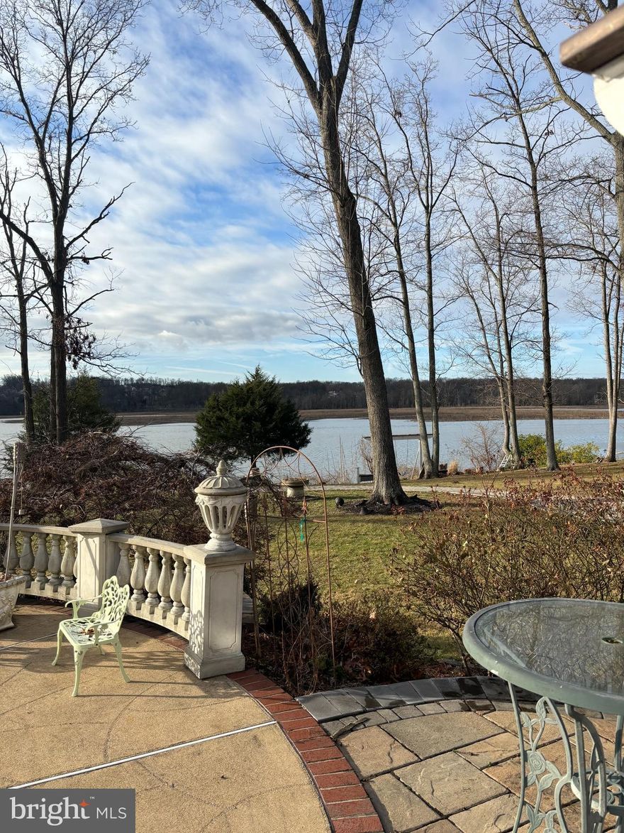 Welcome to this beautiful Water Front basement that is more like a first floor! 
It has a lot of Sun light with large windows, brand new floors and paint. It is fully furnished and the bedroom  is brand new . Clean and very well maintained. Has a swimming pool that can be used in this summer as well has a beautiful backyard facing waters!