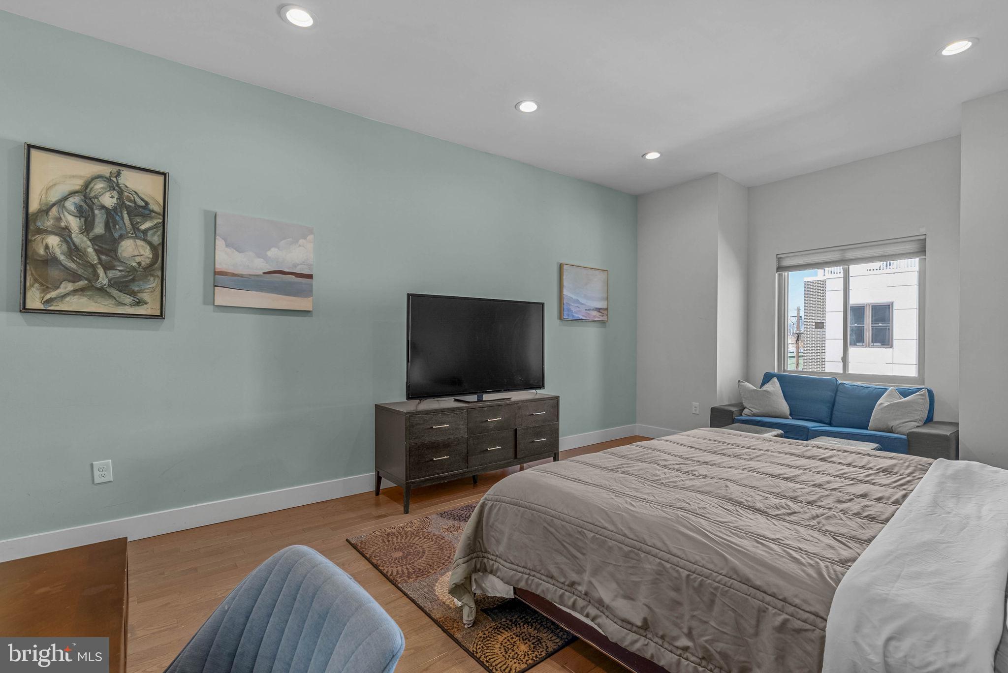 EAST KENSINGTON - Residential