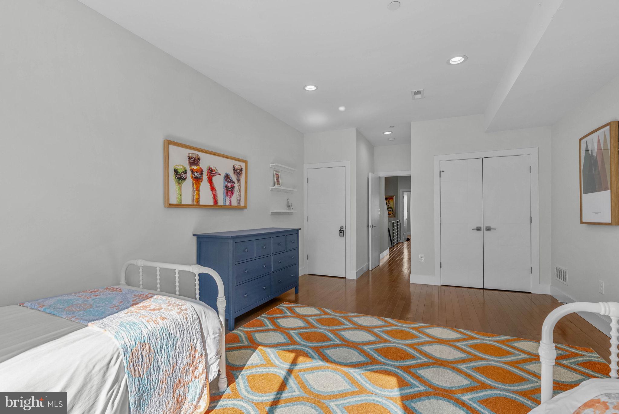 EAST KENSINGTON - Residential