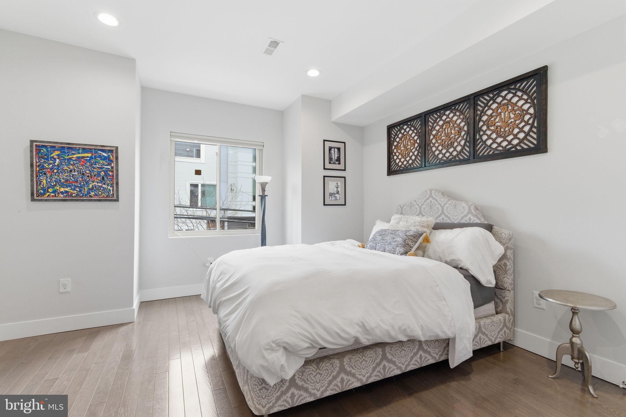 EAST KENSINGTON - Residential