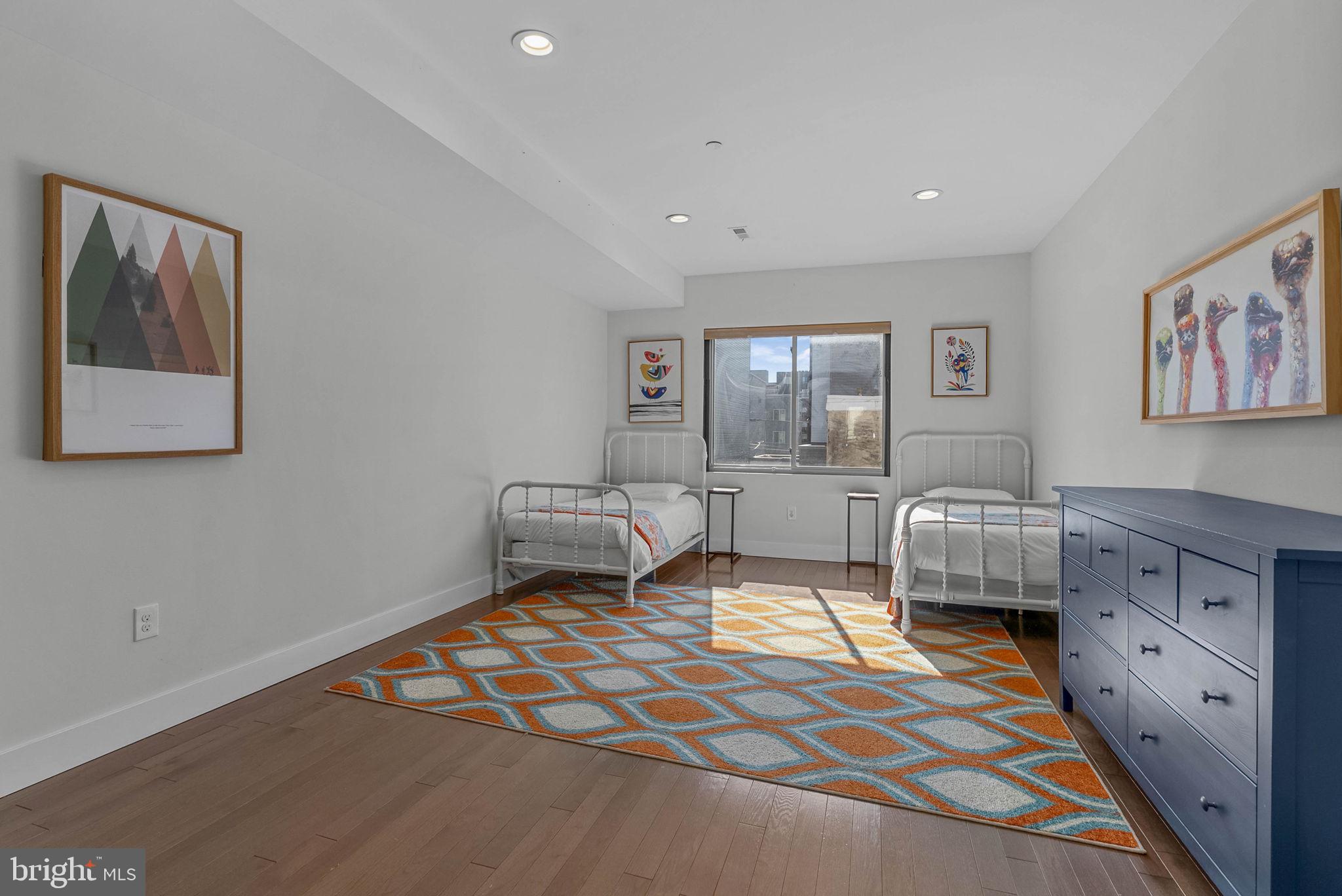 EAST KENSINGTON - Residential