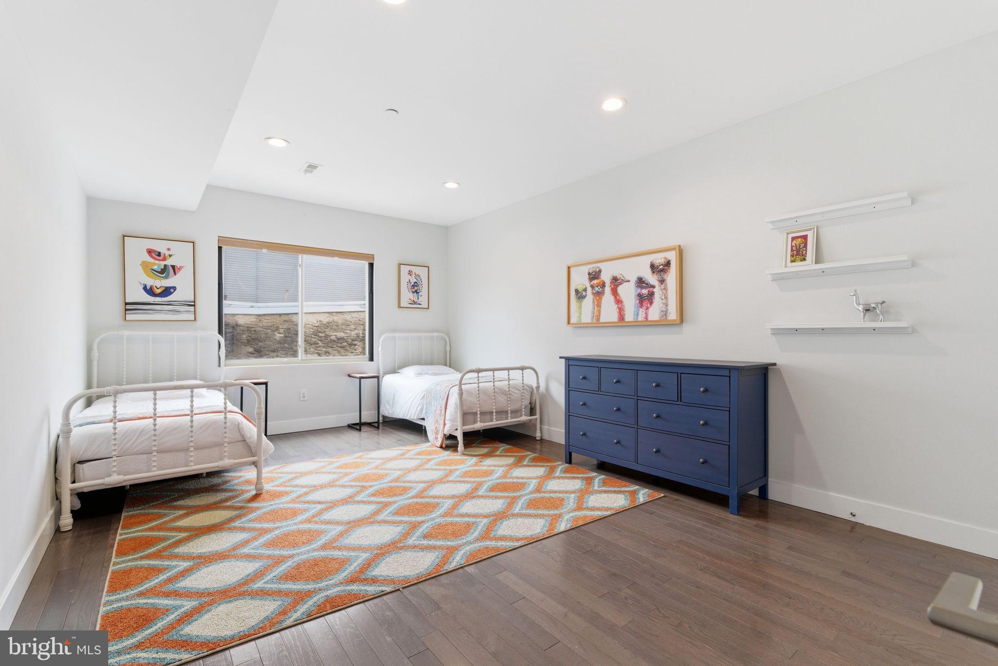 EAST KENSINGTON - Residential