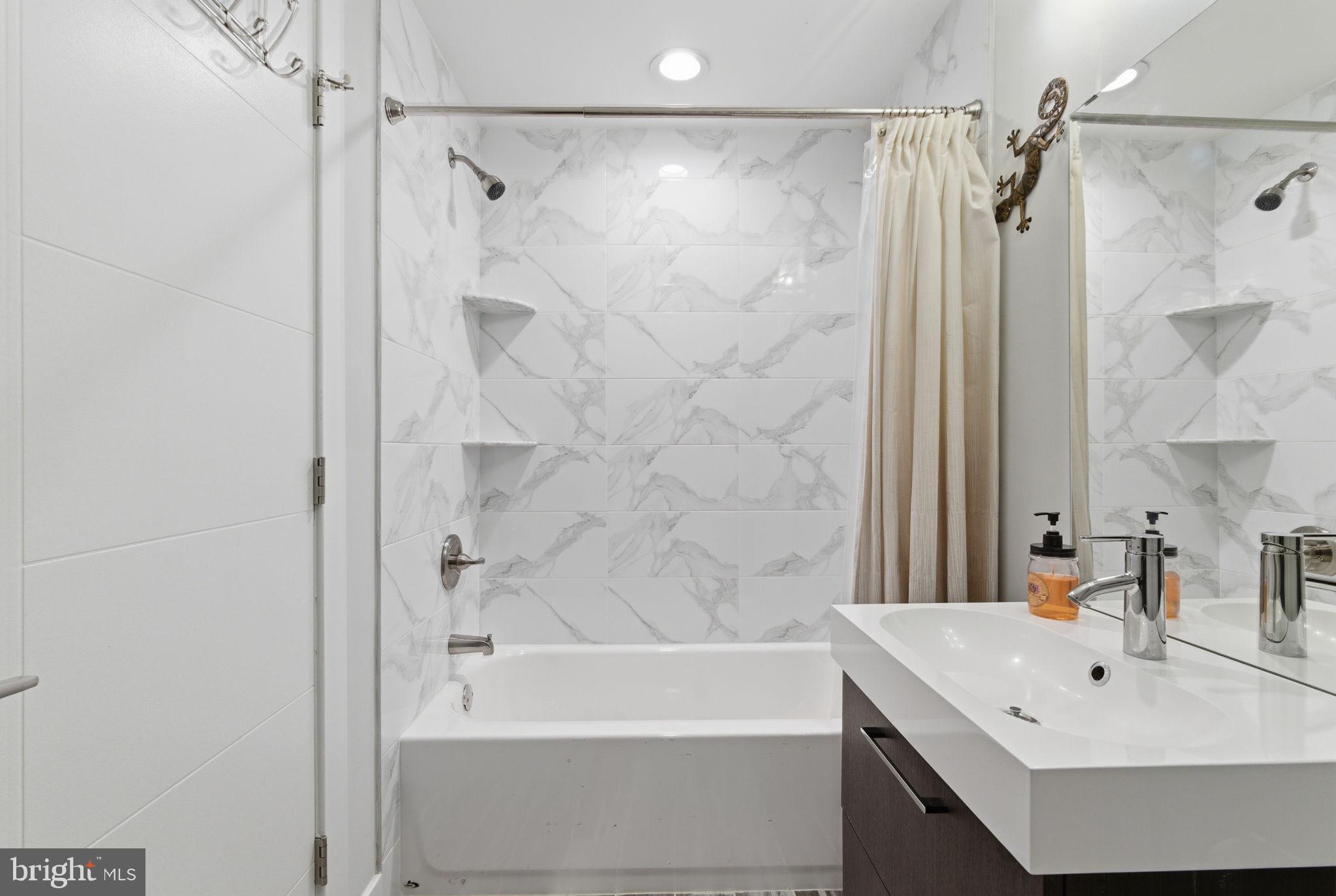 EAST KENSINGTON - Residential