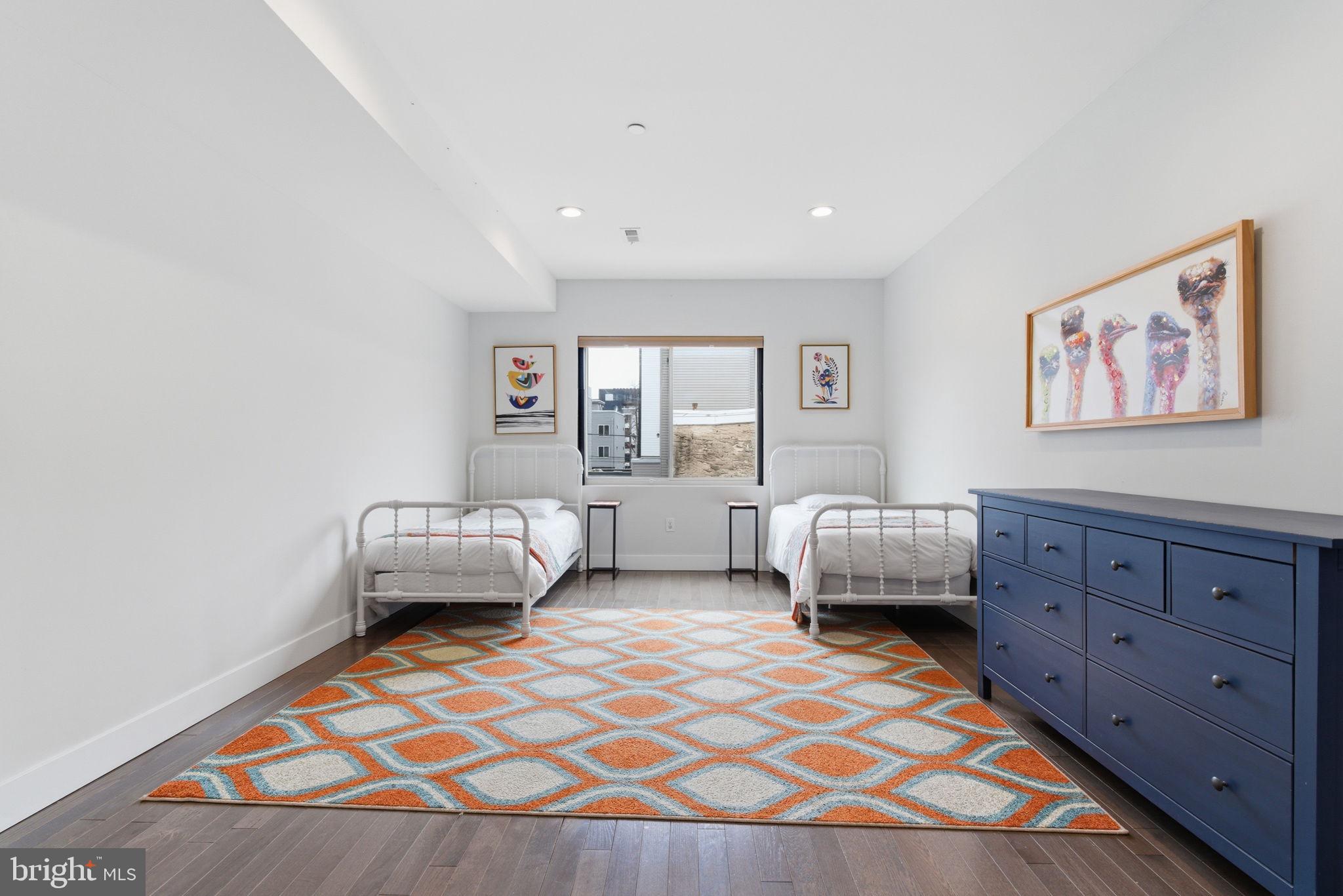 EAST KENSINGTON - Residential