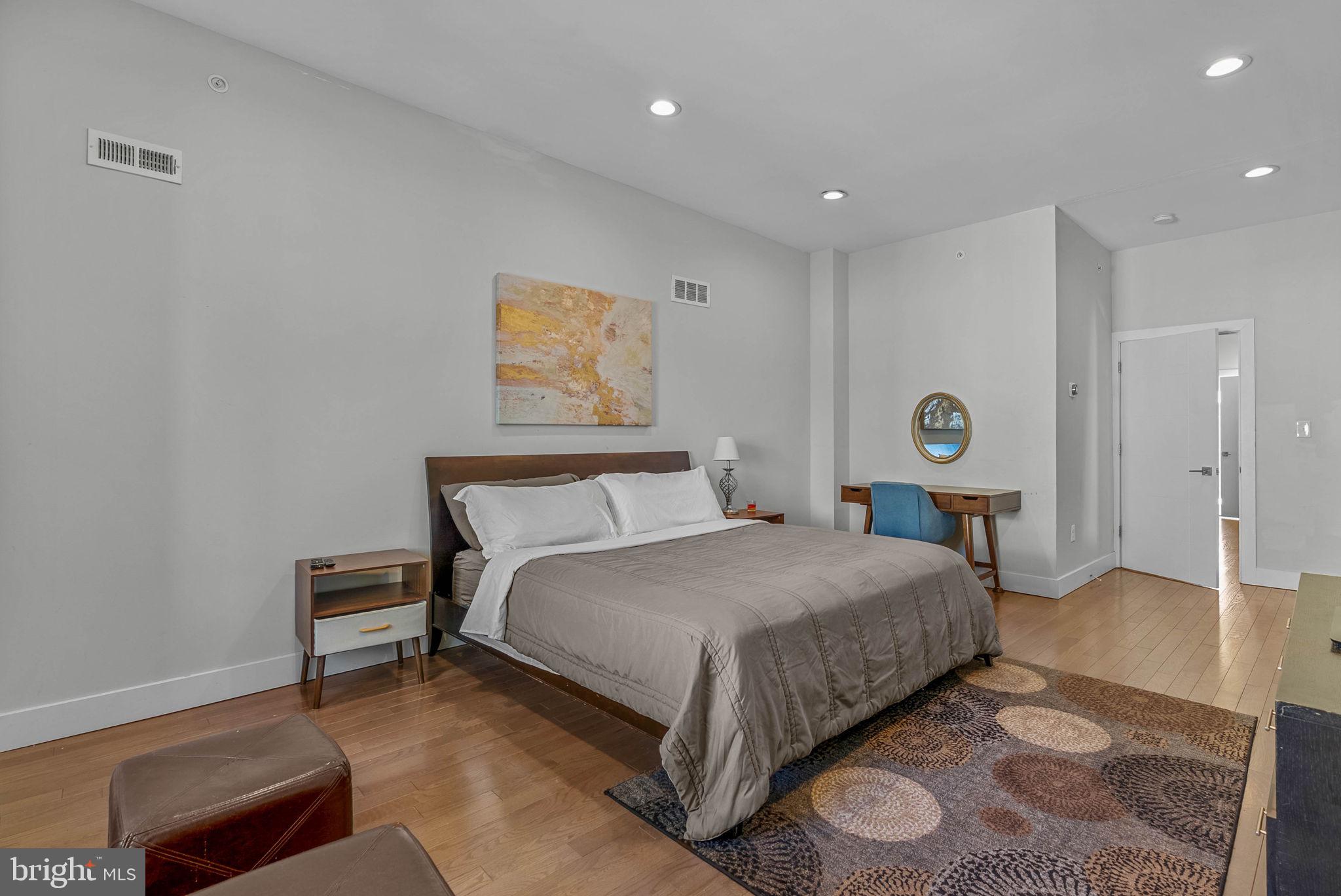 EAST KENSINGTON - Residential