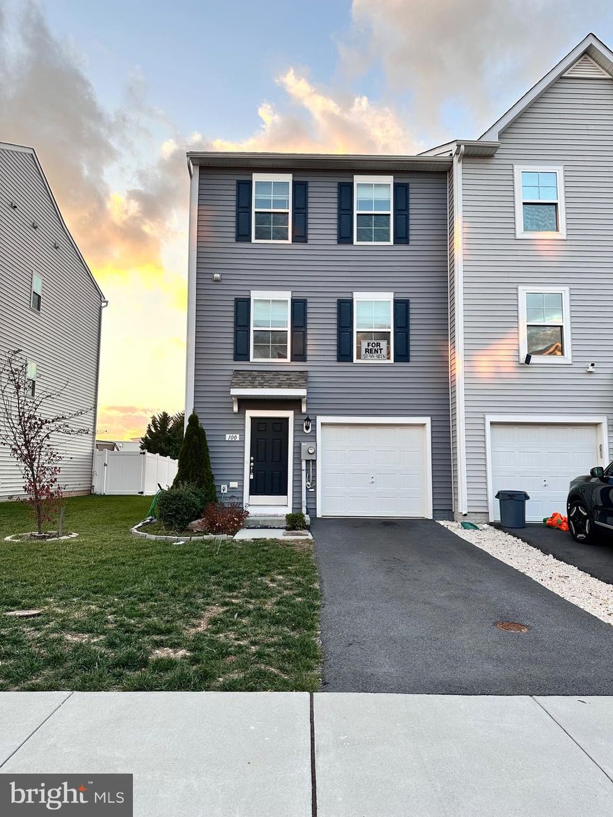 End Unit, Deck, 4 bedrooms, 3.5 Bathrooms, Stainless-Steel Appliances. 

Spacious living room, and bright sunroom off the kitchen. Fully finished basement with bedroom and full bath, access to the backyard.   

Beautiful Deck off dining room, fantastic community with short walk to shopping, restaurants errands and more.  

Outstanding location! Short commute to downtown Charles Town, Martinsburg, Points in MD, 30 mins to Leesburg and other points in Loudoun, DC, Maryland and beyond.  Do not miss!!