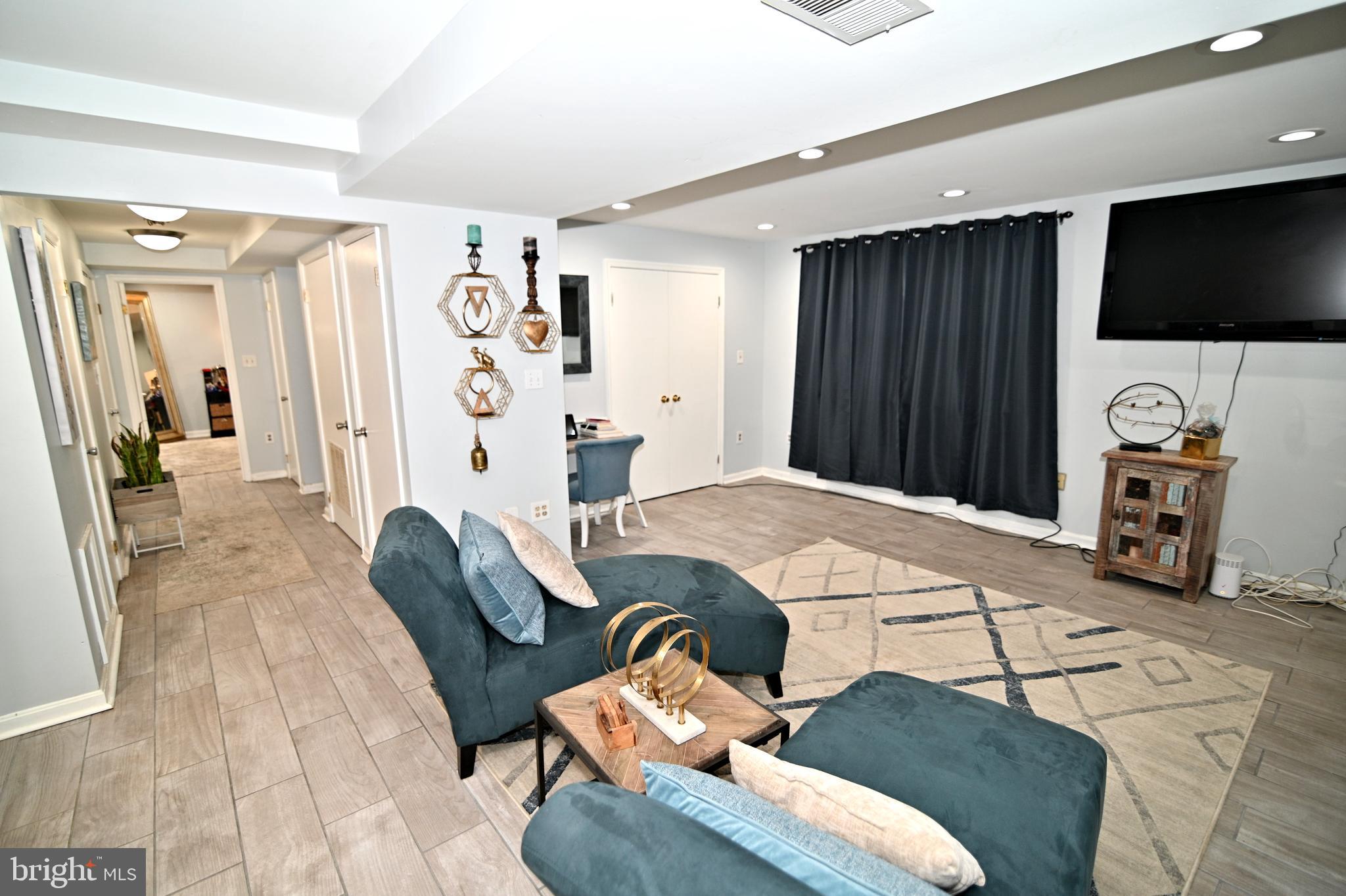 COUNTRY CLUB SOUTH - Residential