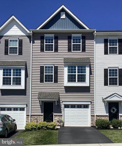 Townhouse For Sale - 403 Ridgewood Drive<br/> Montgomery County, ROYERSFORD, PA 19468