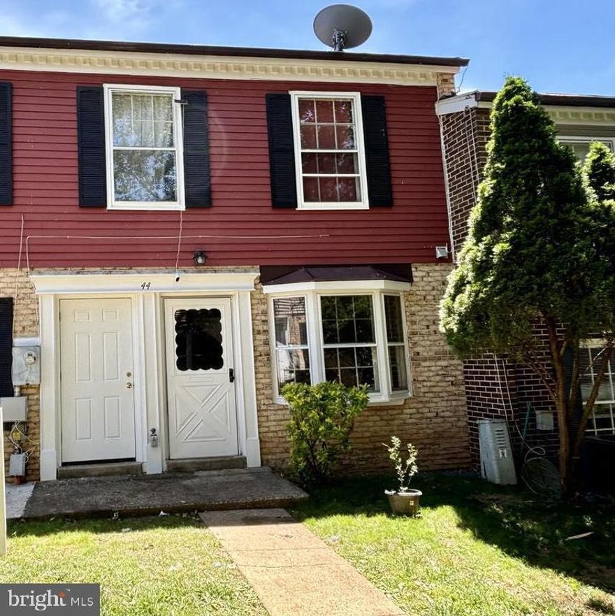 Nice Townhouse, in a desirable neighborhood, 2 levels, 2 large BR, 1.5BA, freshly painted,  within walking distance to shopping center, Restaurants, Leesburg Outlet mall,