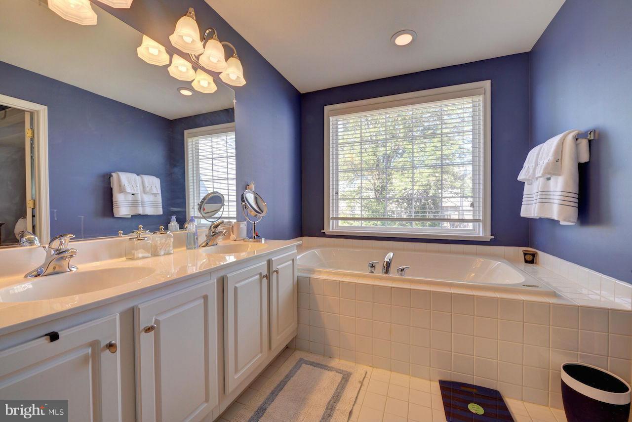 LOUDOUN PARKWAY CENTER - Residential