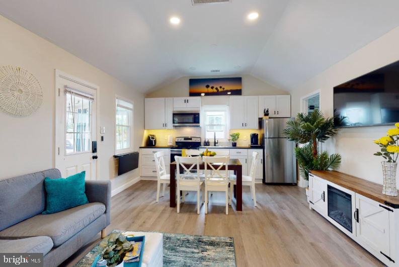 BREEZY POINT - Residential