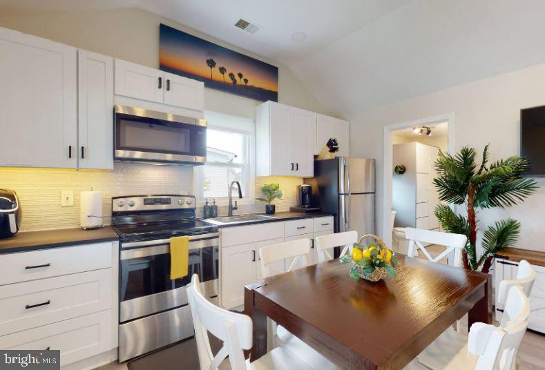 BREEZY POINT - Residential