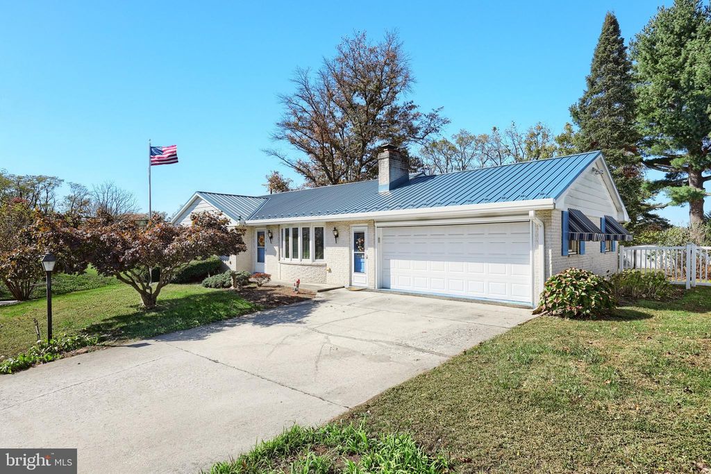 Photo of 2179 Bon Aire Drive, YORK, PA 17408 (MLS # PAYK2092306)