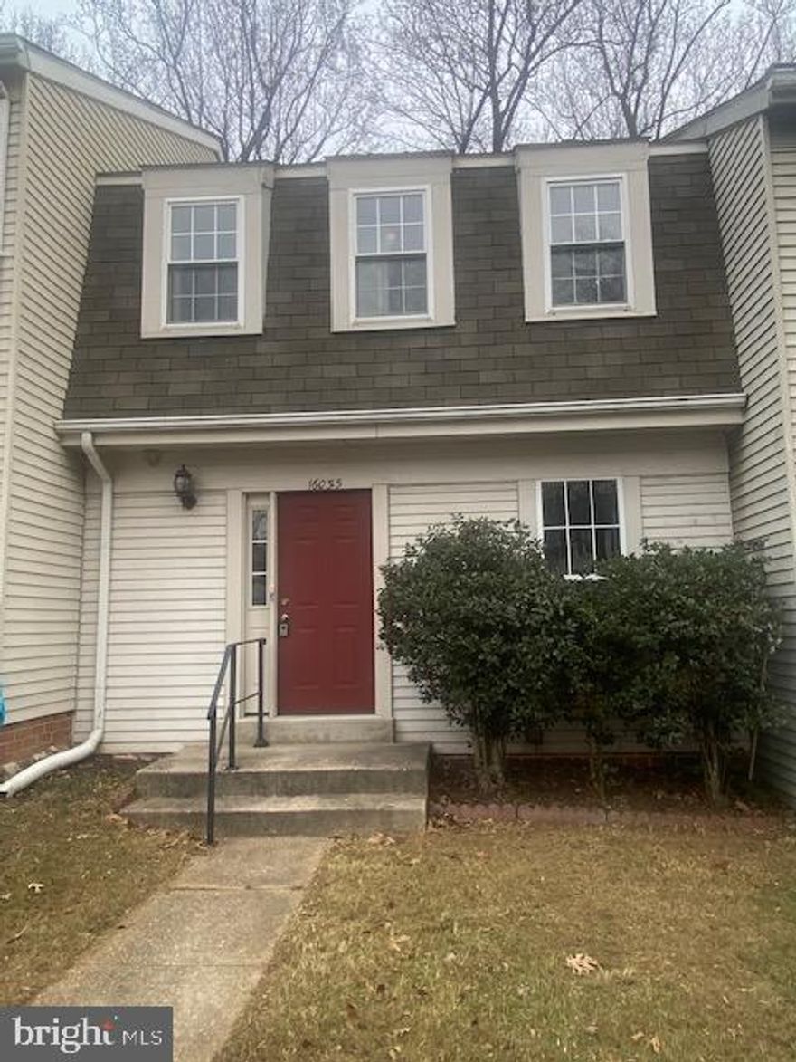 Recently refreshed townhome with new flooring and neutral paint colors throughout. New kitchen cabients and appliances, also a new full bathroom. This Dutch Colonial townhome style condo has a walkout basement with rear patio that faces the woods. Located in the convenient Cromwell Station which offers easy access to Route 198 and I95. As-is sale, come and get it!