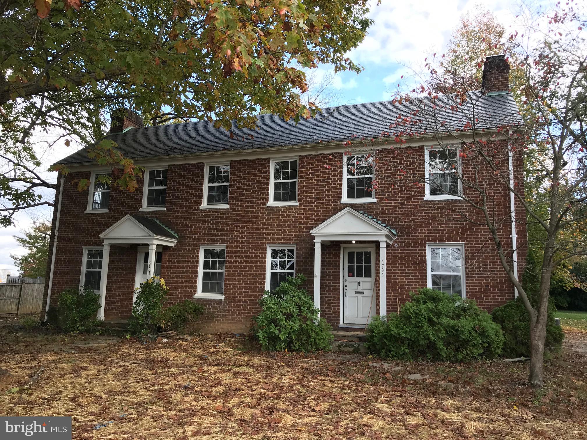 Right by Lee Highway. Best Location in Fairfax. Close to Route 50, 29, and 123, Minutes to I66, Walk to shopping, restaurants and banks, The whole three level townhouse was renovated two years ago.