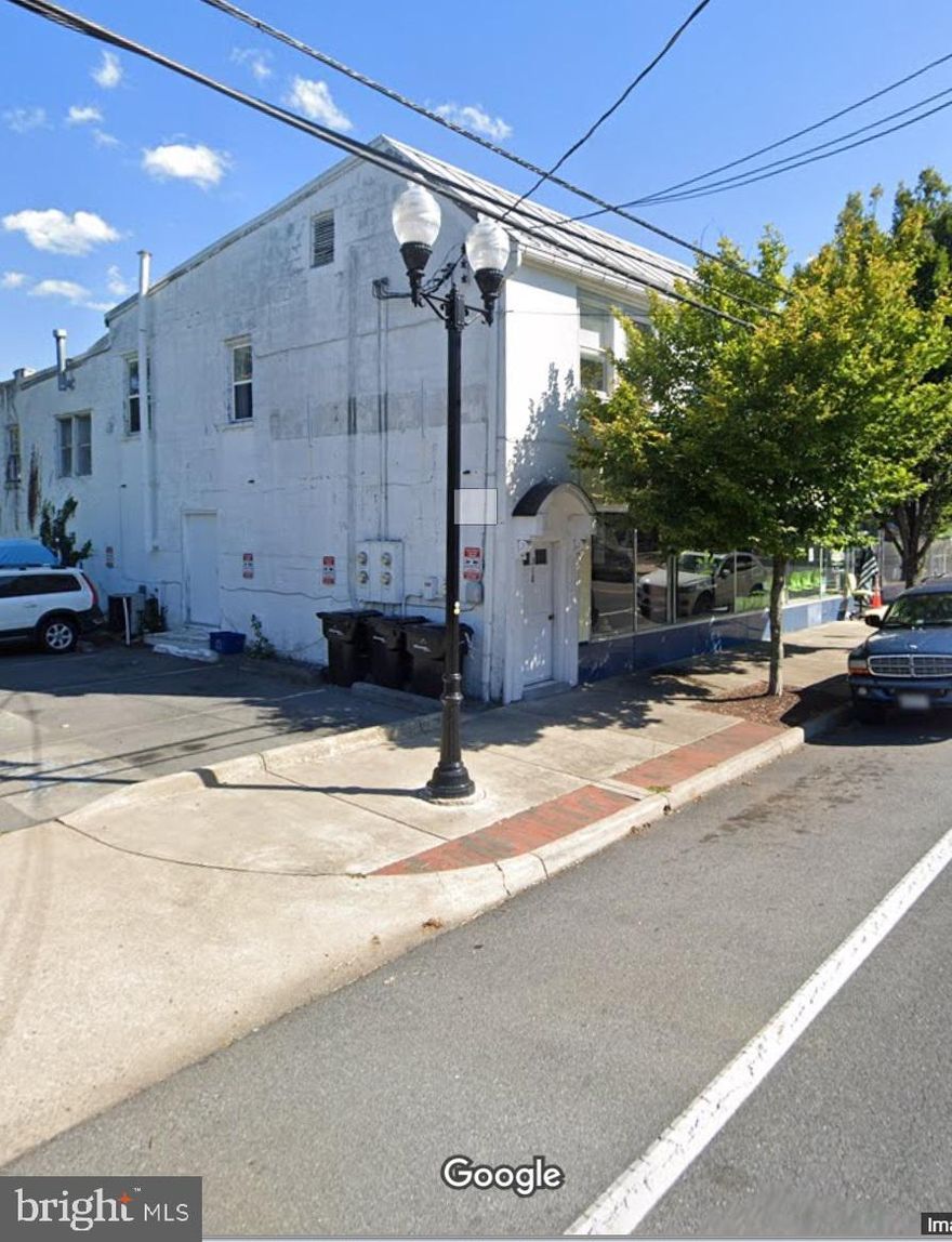 Large 1-bedroom, 1-bathroom apartment located in the heart of Downtown Winchester, just steps from the Old Town Mall. This unit has been newly refreshed and is move-in ready. Convenient walkable location near shopping, dining, and entertainment.

Rental Requirements:
Tenant must have good credit and pass a clean background check.

Restrictions:
No smoking. No pets. No vaping.