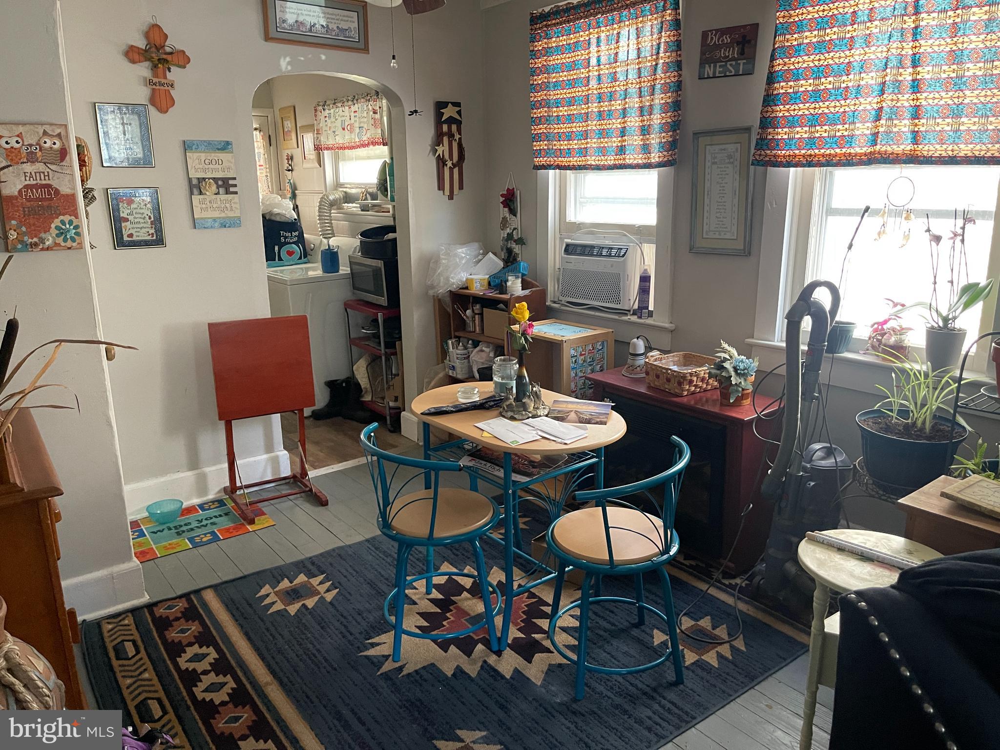 208 W RAILROAD STREET