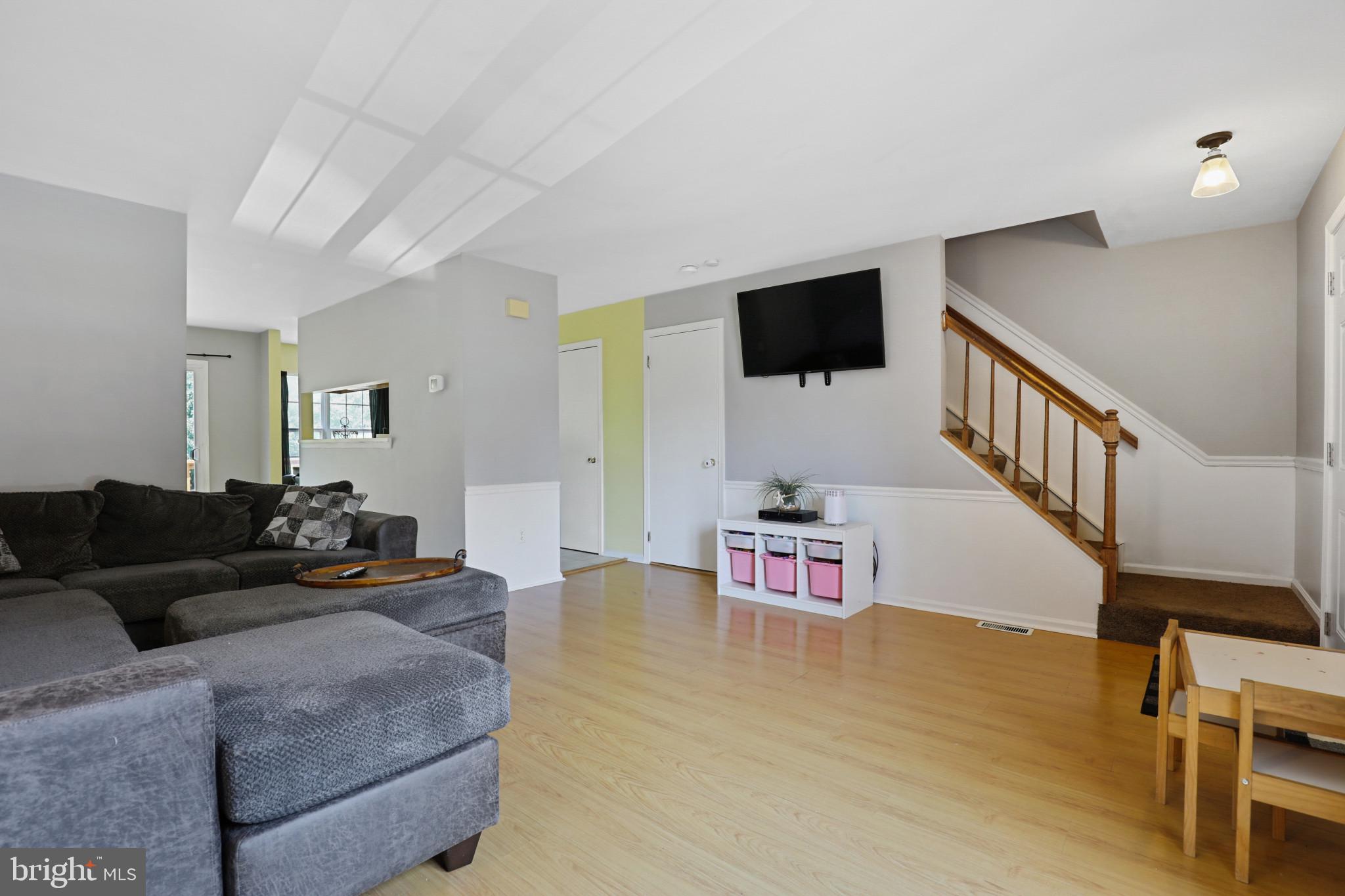 CONSTANT FRIENDSHIP - Residential