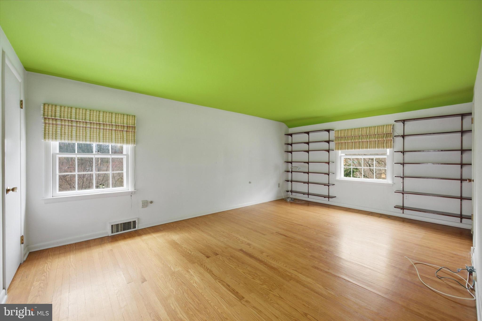 DREAM VALLEY - Commercial Sale