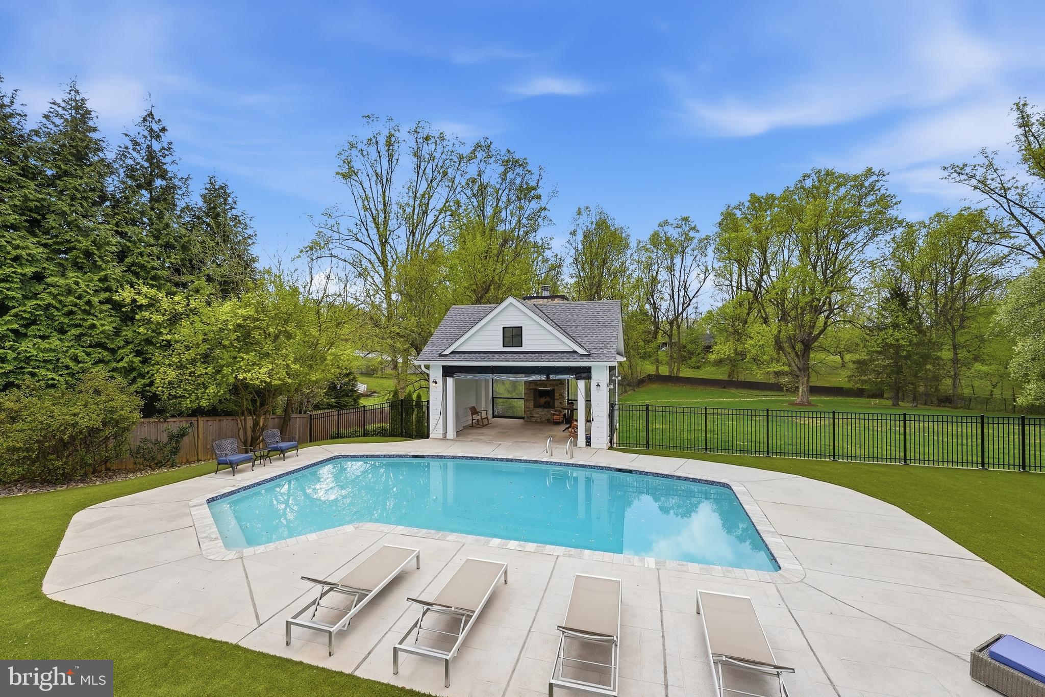 POTOMAC OUTSIDE - Residential