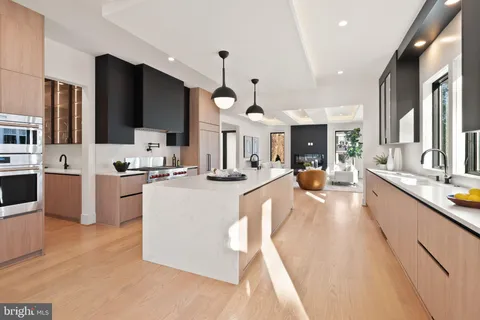 MLS: VAAR2066020