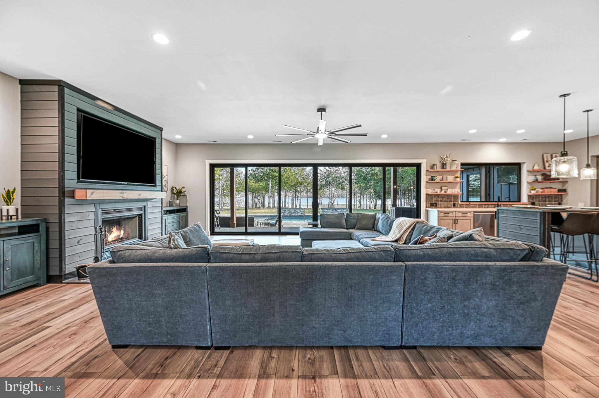 THALIA SHORES - Residential