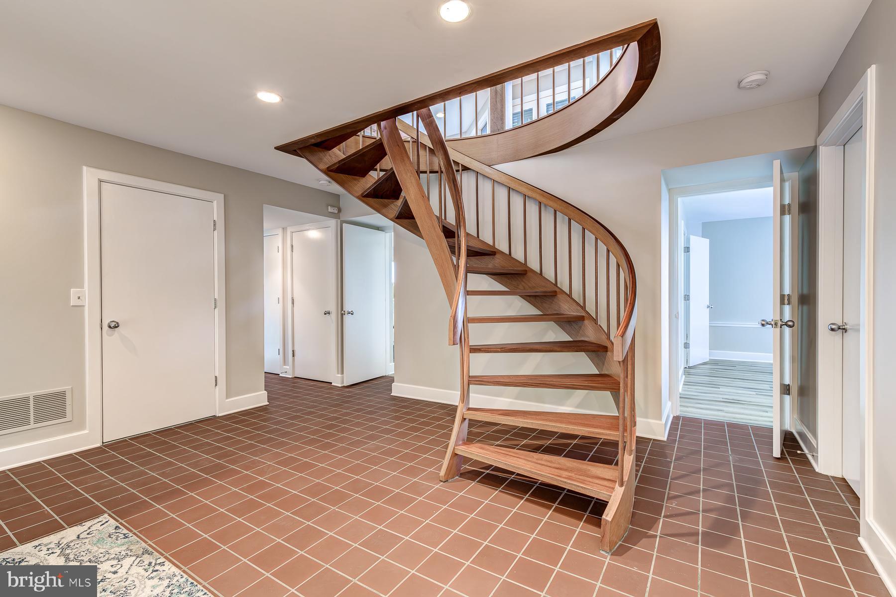 EDGEWATER BEACH - Residential