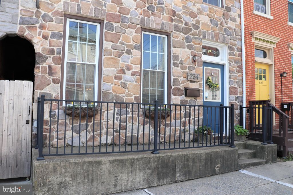 Photo of 234 W LEMON ST, LANCASTER, PA 17603 (MLS # PALA2039300)