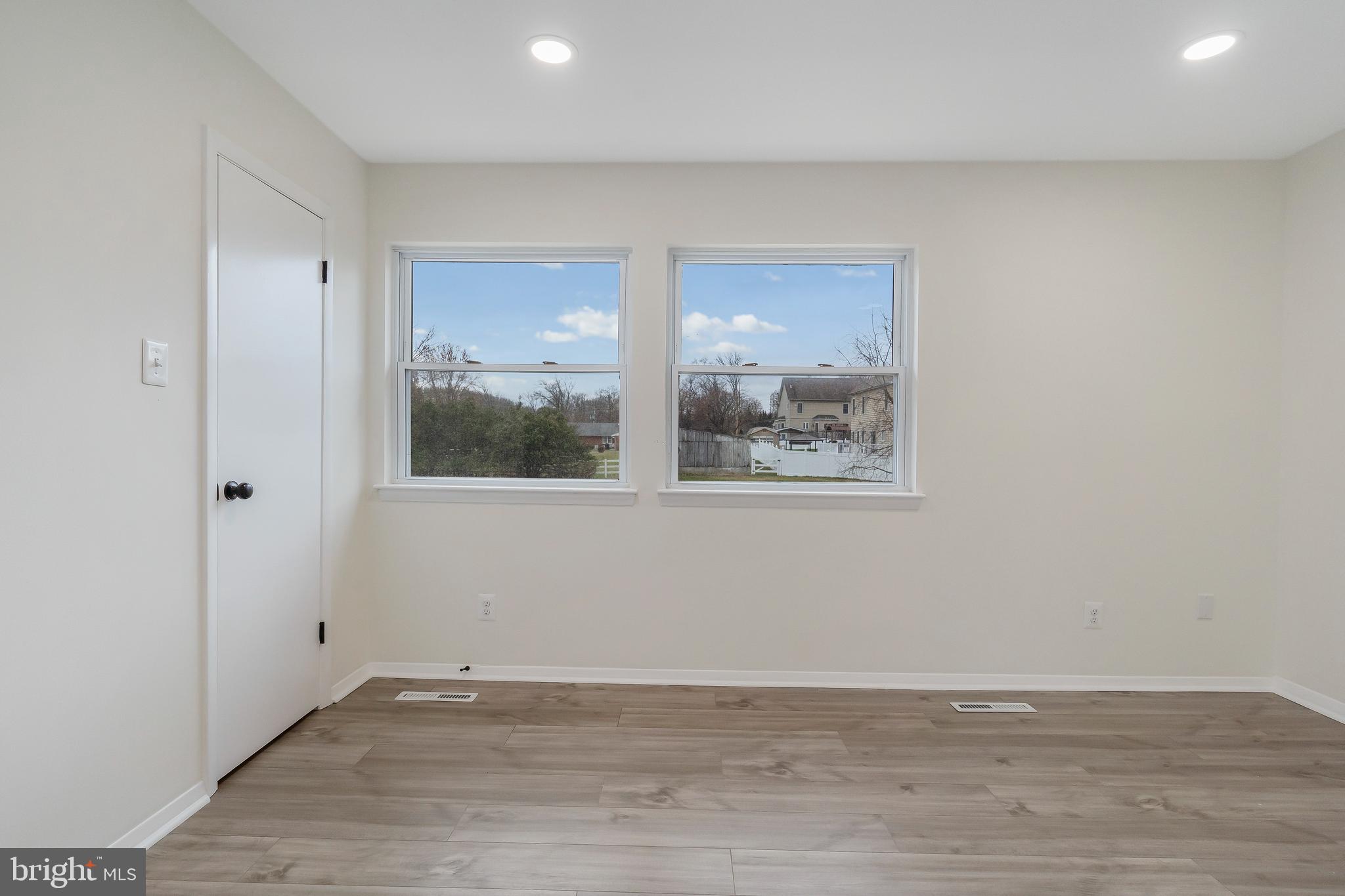 SEVEN COURTS - Residential