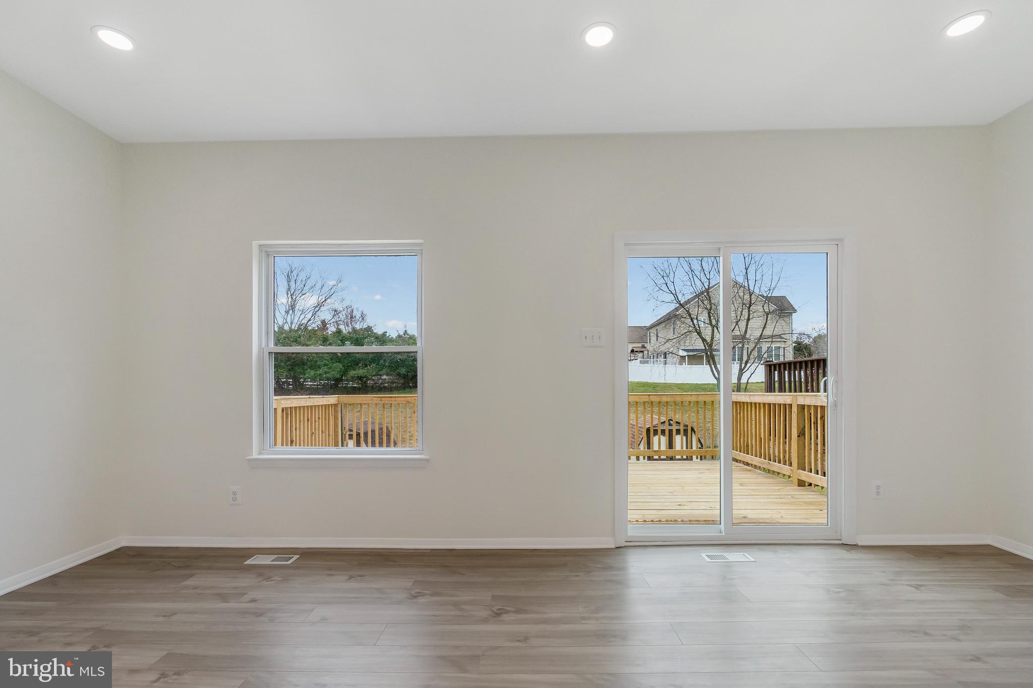 SEVEN COURTS - Residential