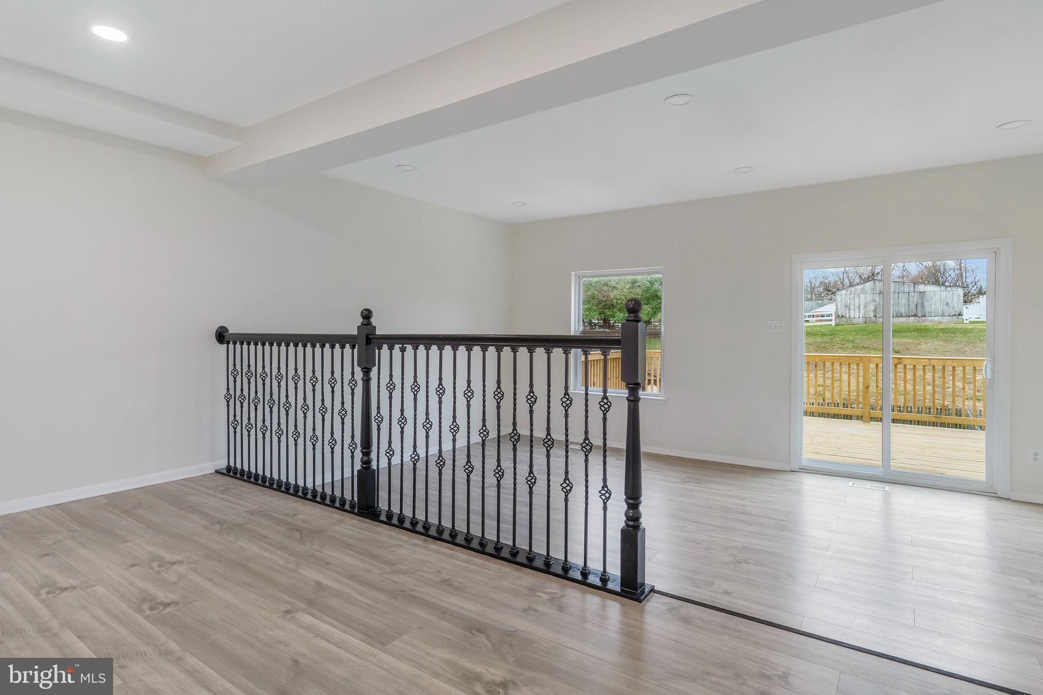 SEVEN COURTS - Residential