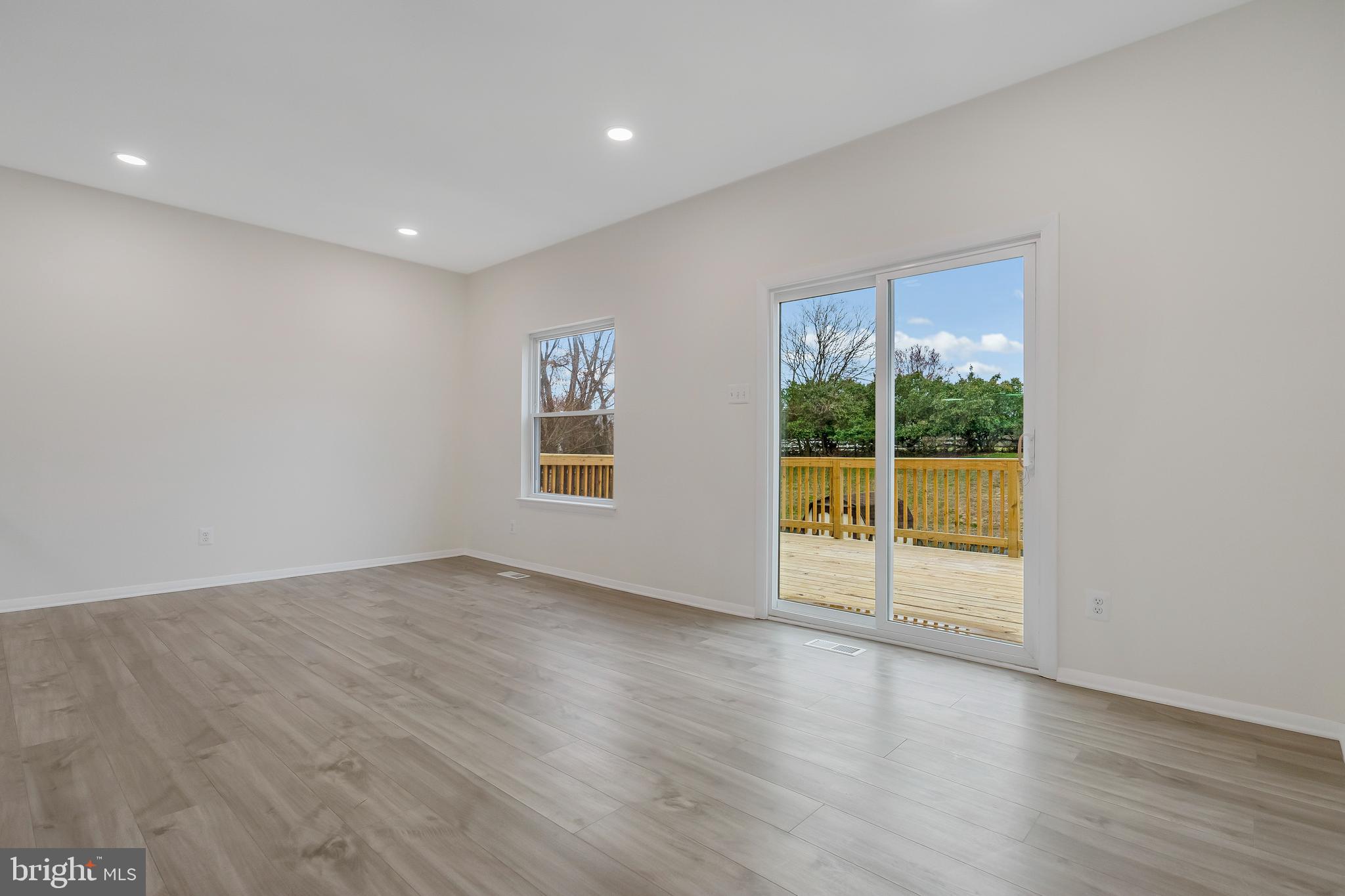 SEVEN COURTS - Residential