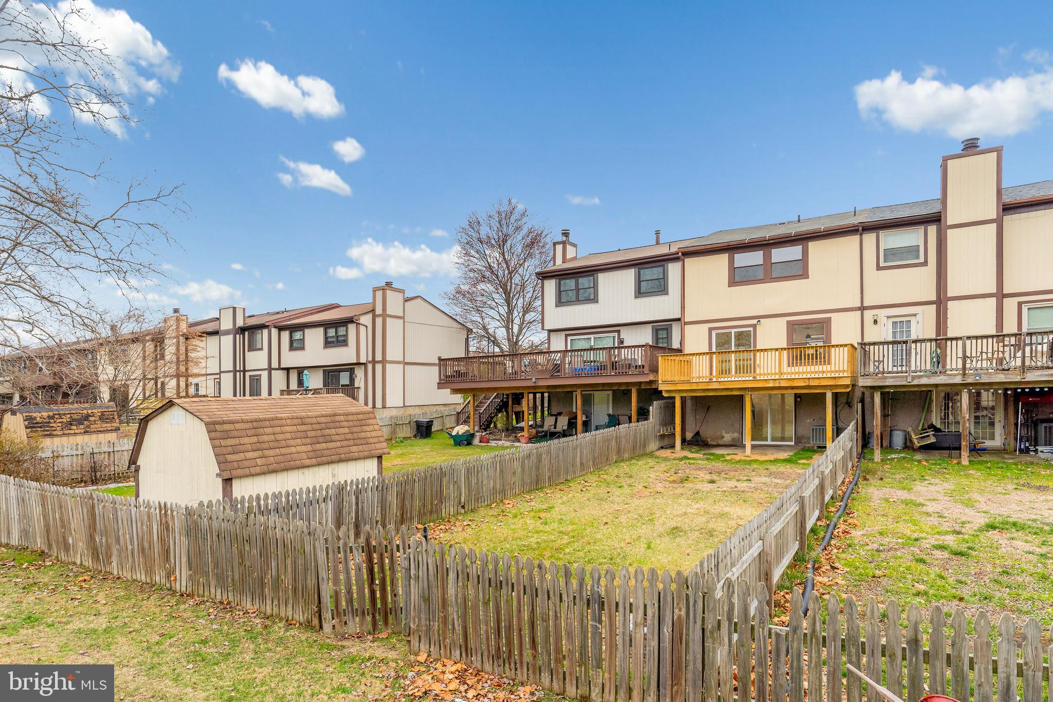 SEVEN COURTS - Residential