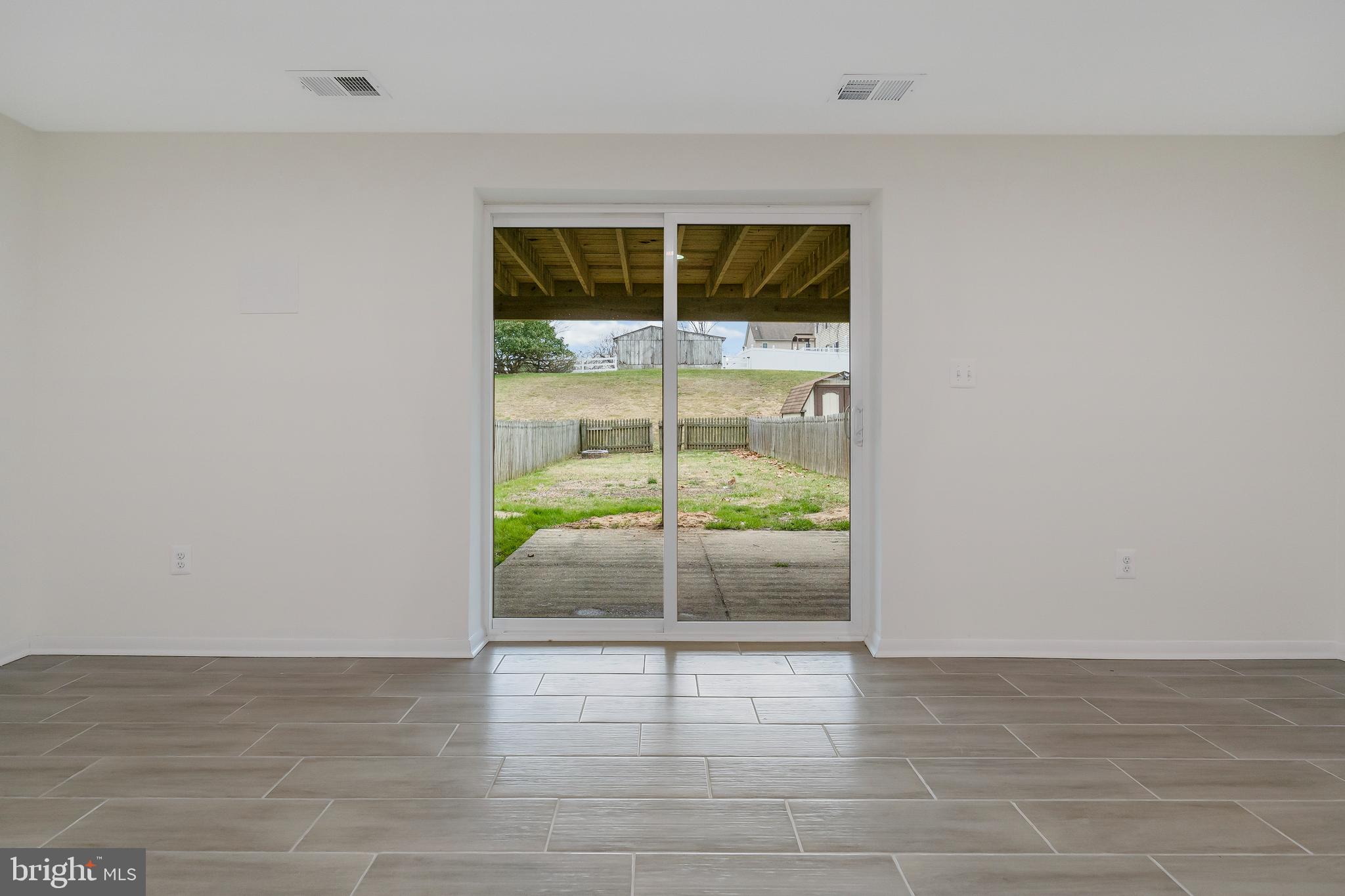 SEVEN COURTS - Residential