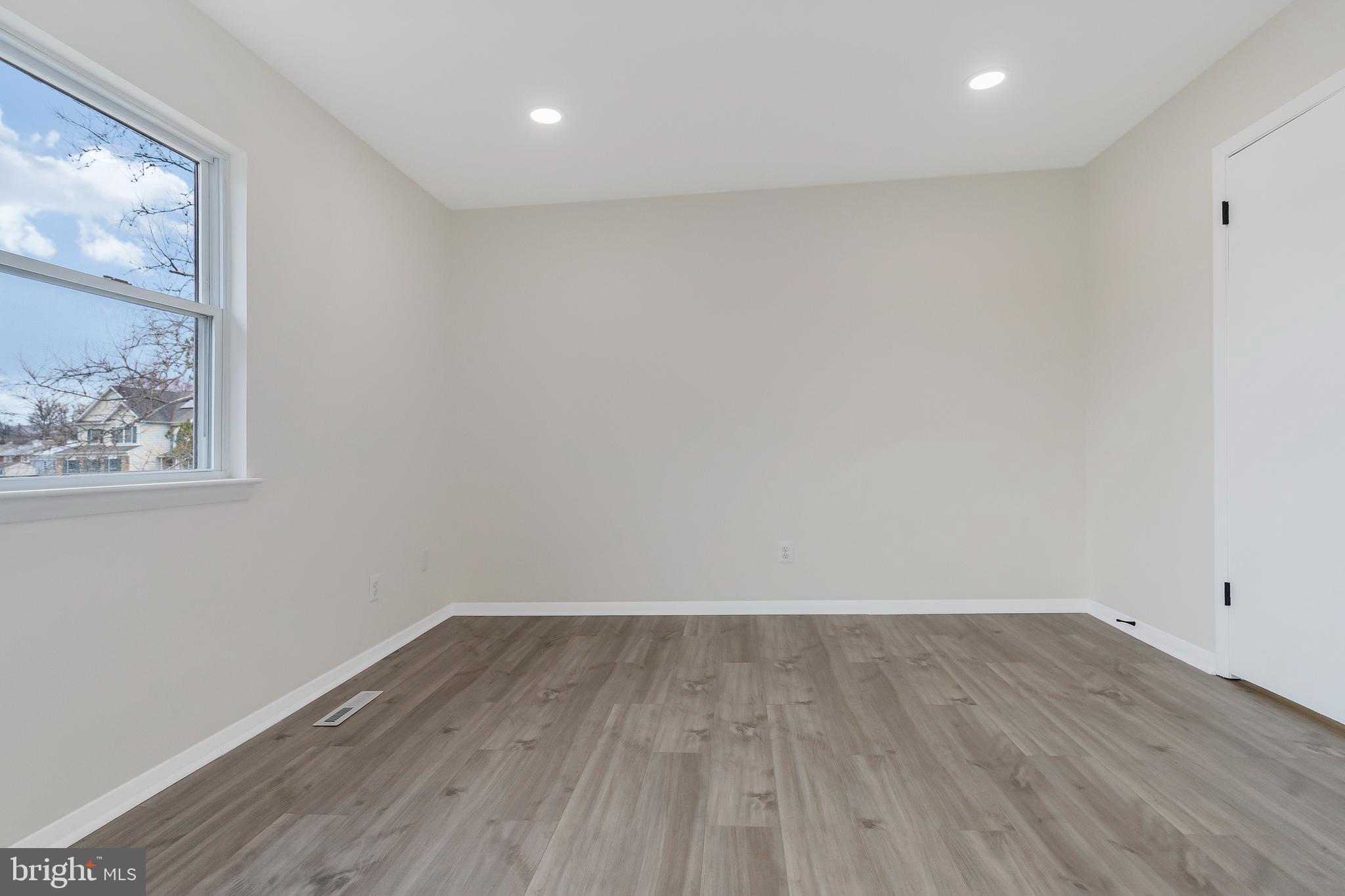 SEVEN COURTS - Residential