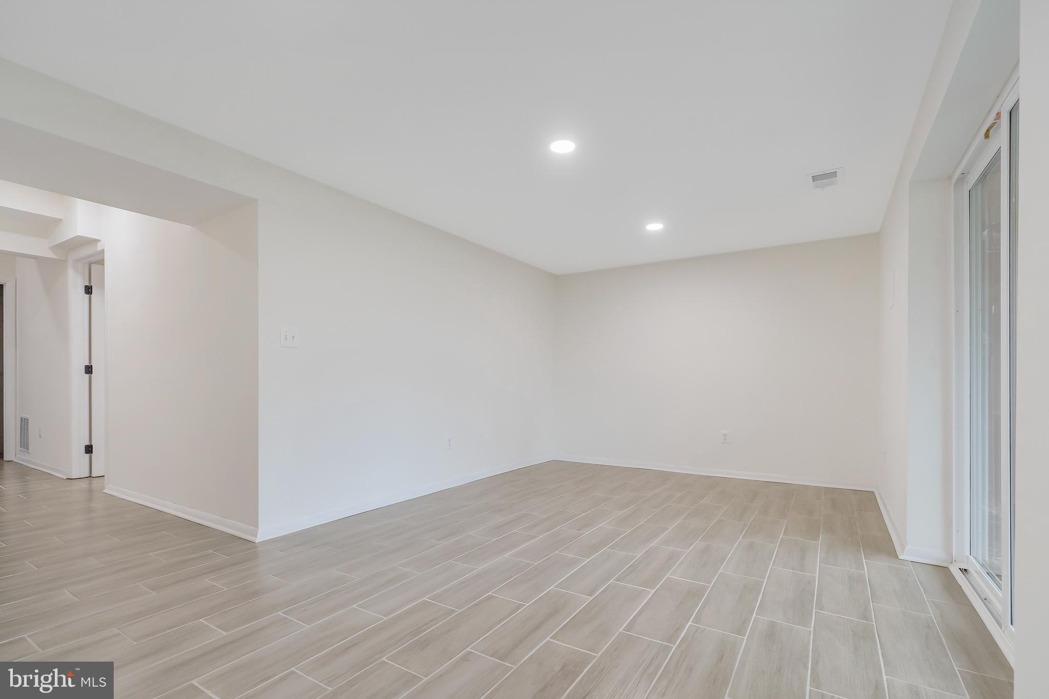 SEVEN COURTS - Residential