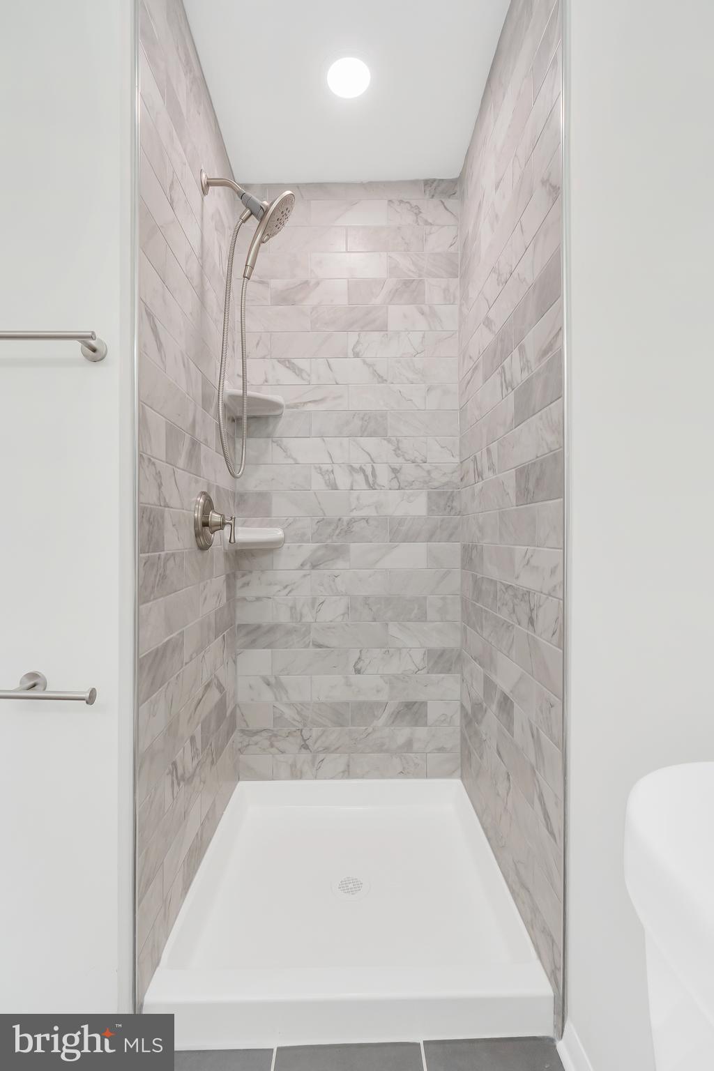 SEVEN COURTS - Residential